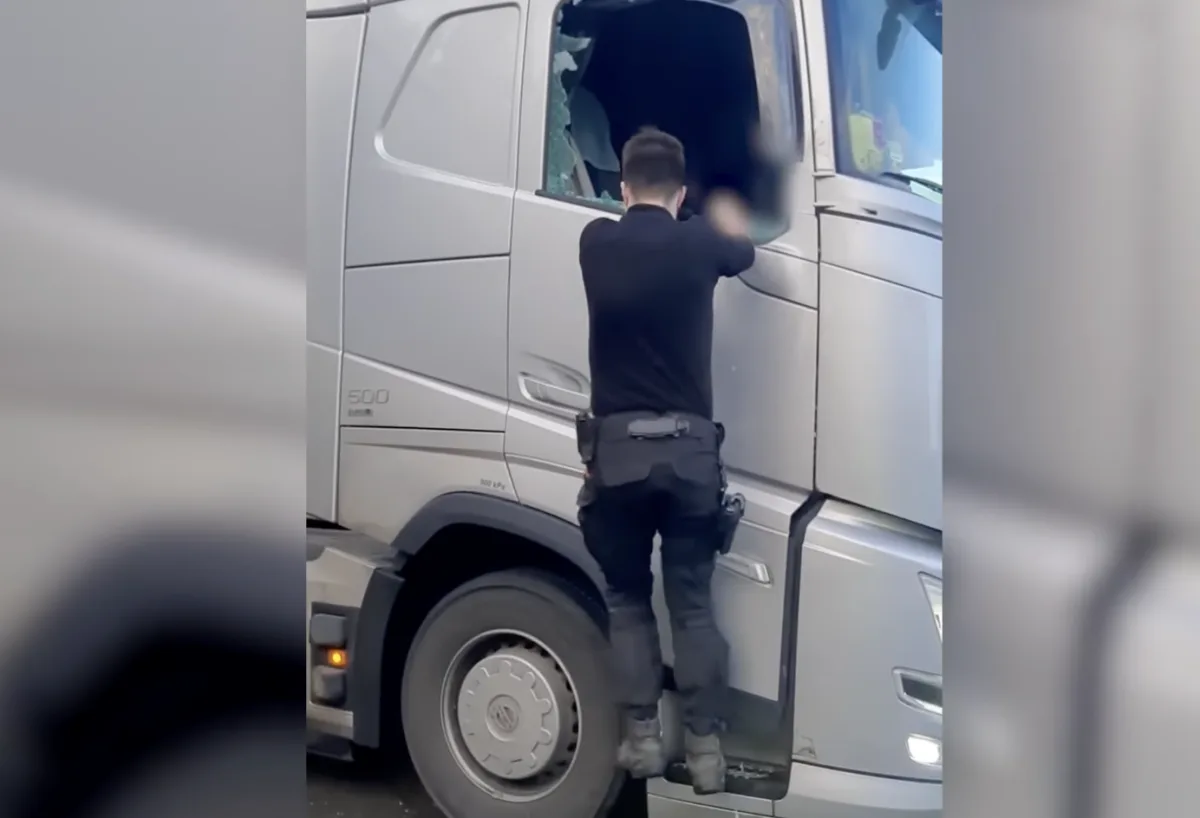 Policisté museli rozbít okno.