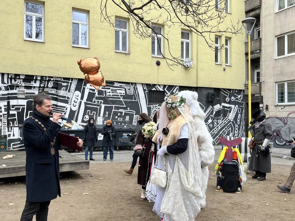 FOTO: Okolí Káznice ožilo masopustem. Průvod vedla nevěsta s rostoucím břichem