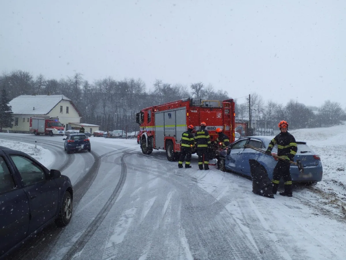Noční sněžení potrápilo jižní Moravu. Přibylo nehod, spoje mají zpoždění