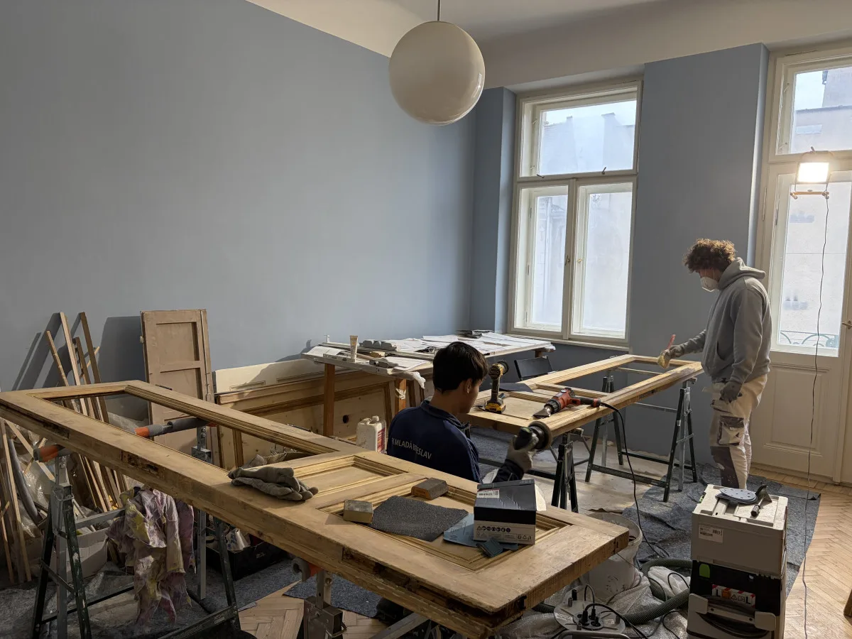 Studenti restaurátorství vrací život Herdanovu bytu, který pamatuje zlatou éru Brna