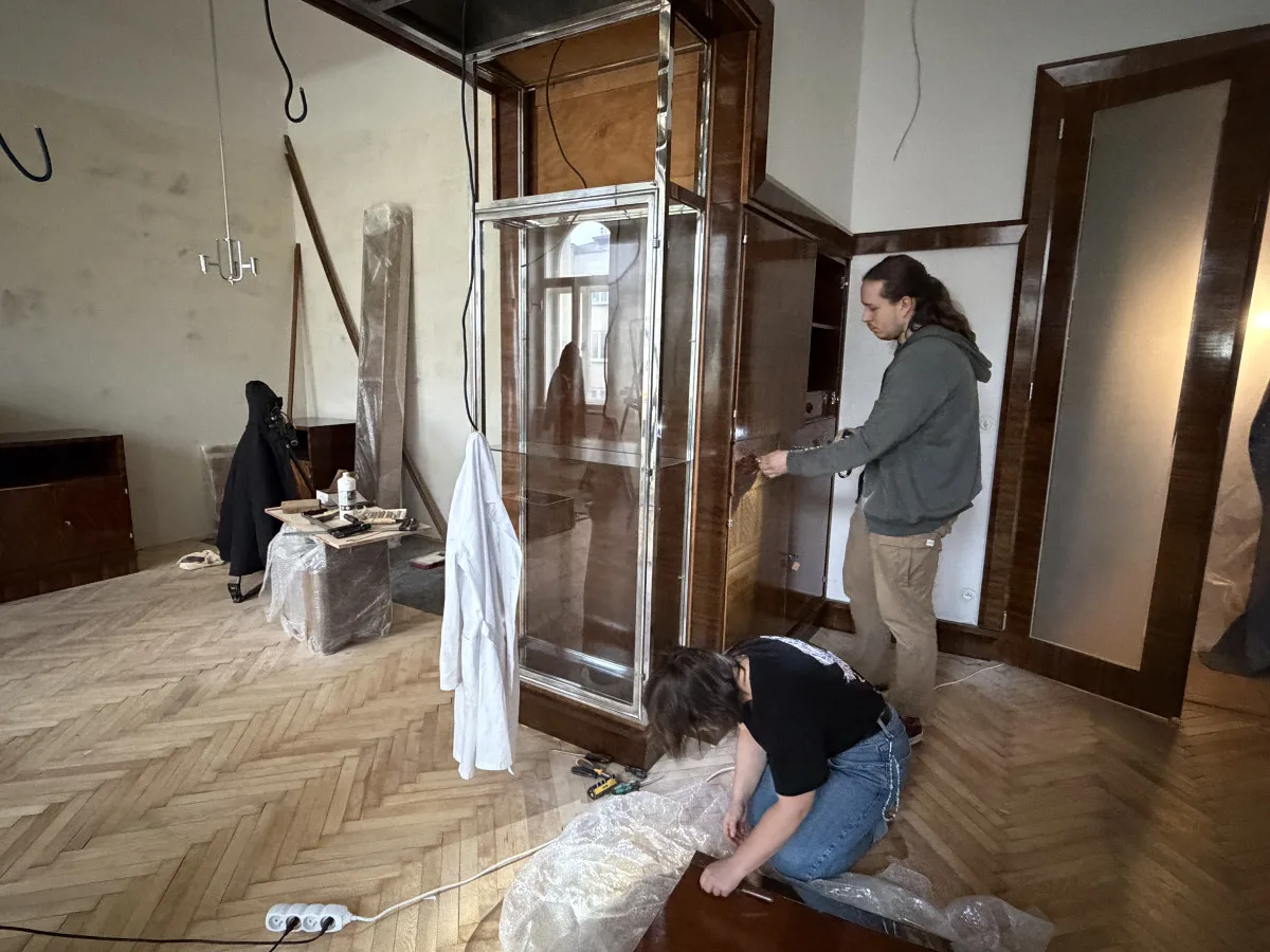 Studenti restaurátorství vrací život Herdanovu bytu, který pamatuje zlatou éru Brna