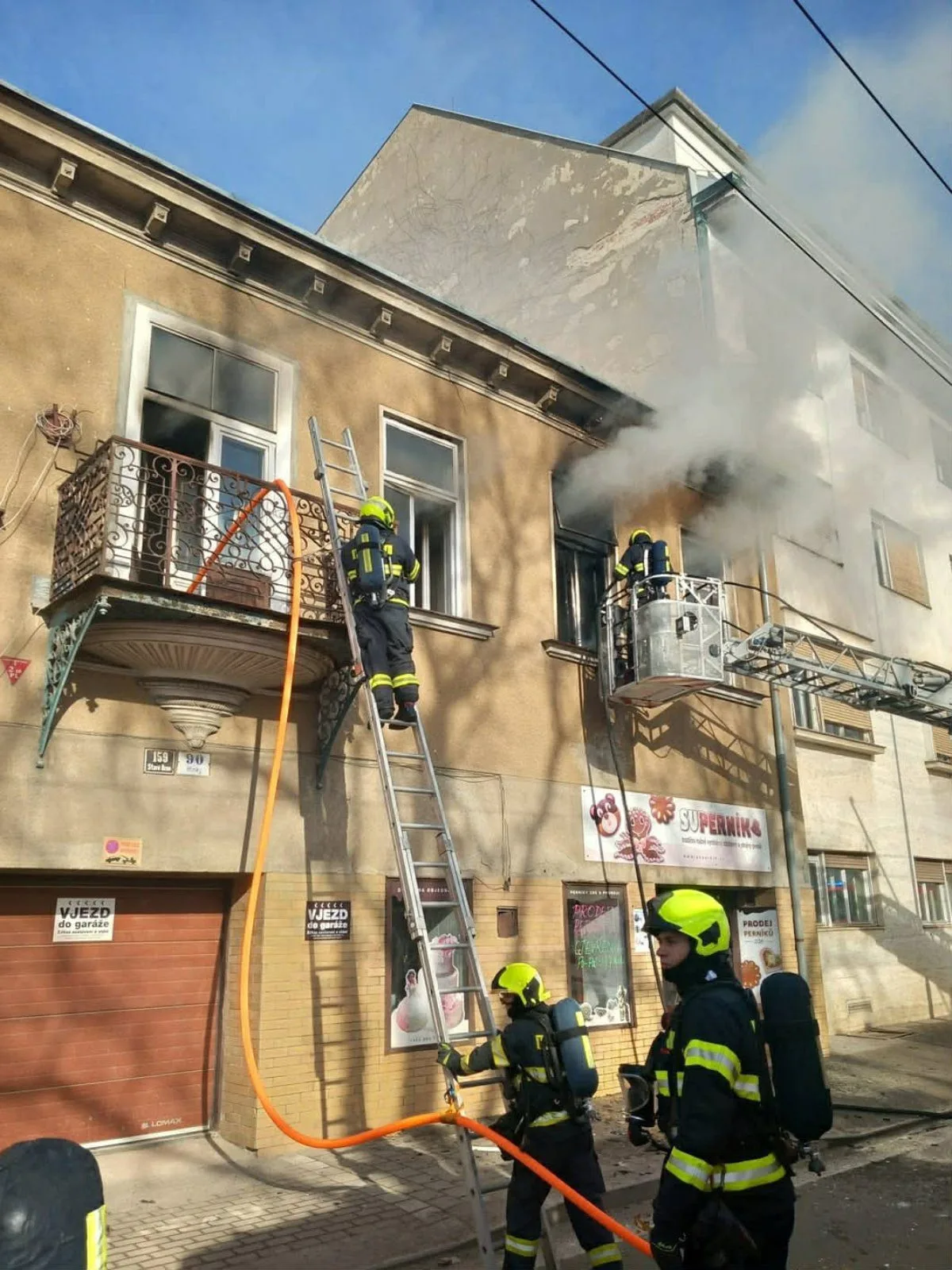 Na Hlinkách hoří byt, tři lidé skončili v nemocnici