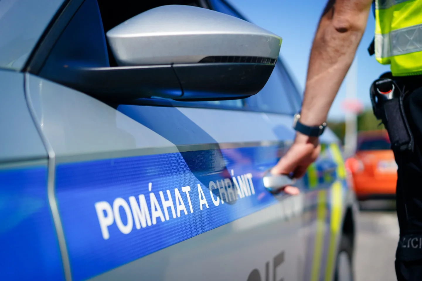 Žena nedokázala vstát. Policisté za ní museli slanit