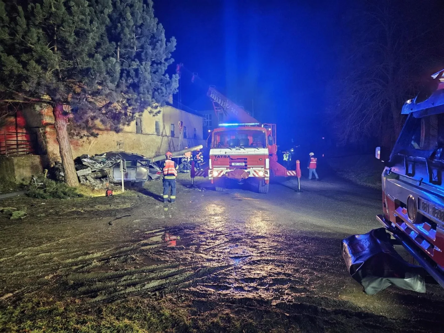 Řidič v Rešicích narazil do sloupu, nehodu nepřežil. Část obce byla bez proudu