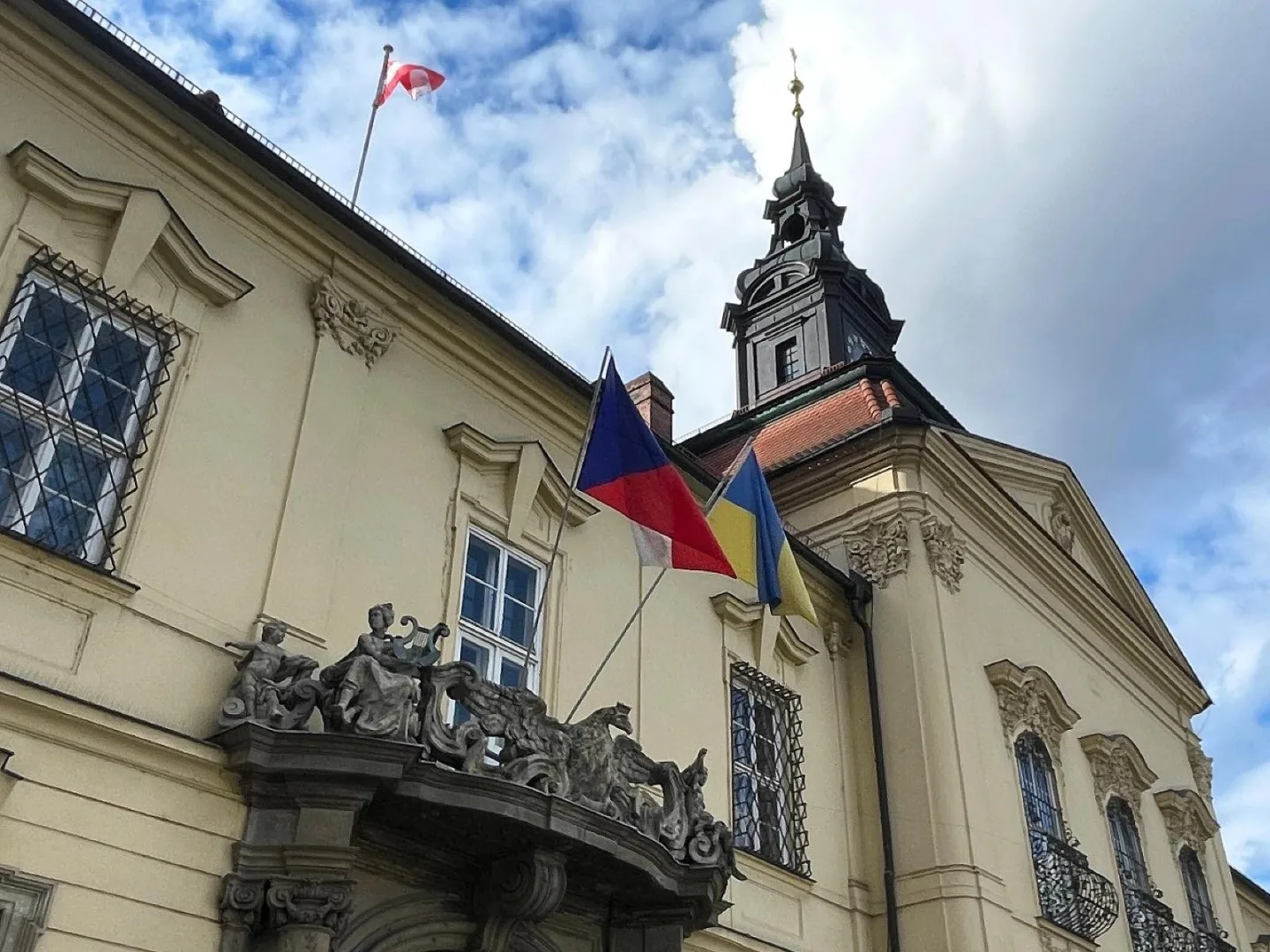Na magistrátu vlaje ukrajinská vlajka. Brno své postoje nemění, říká primátorka