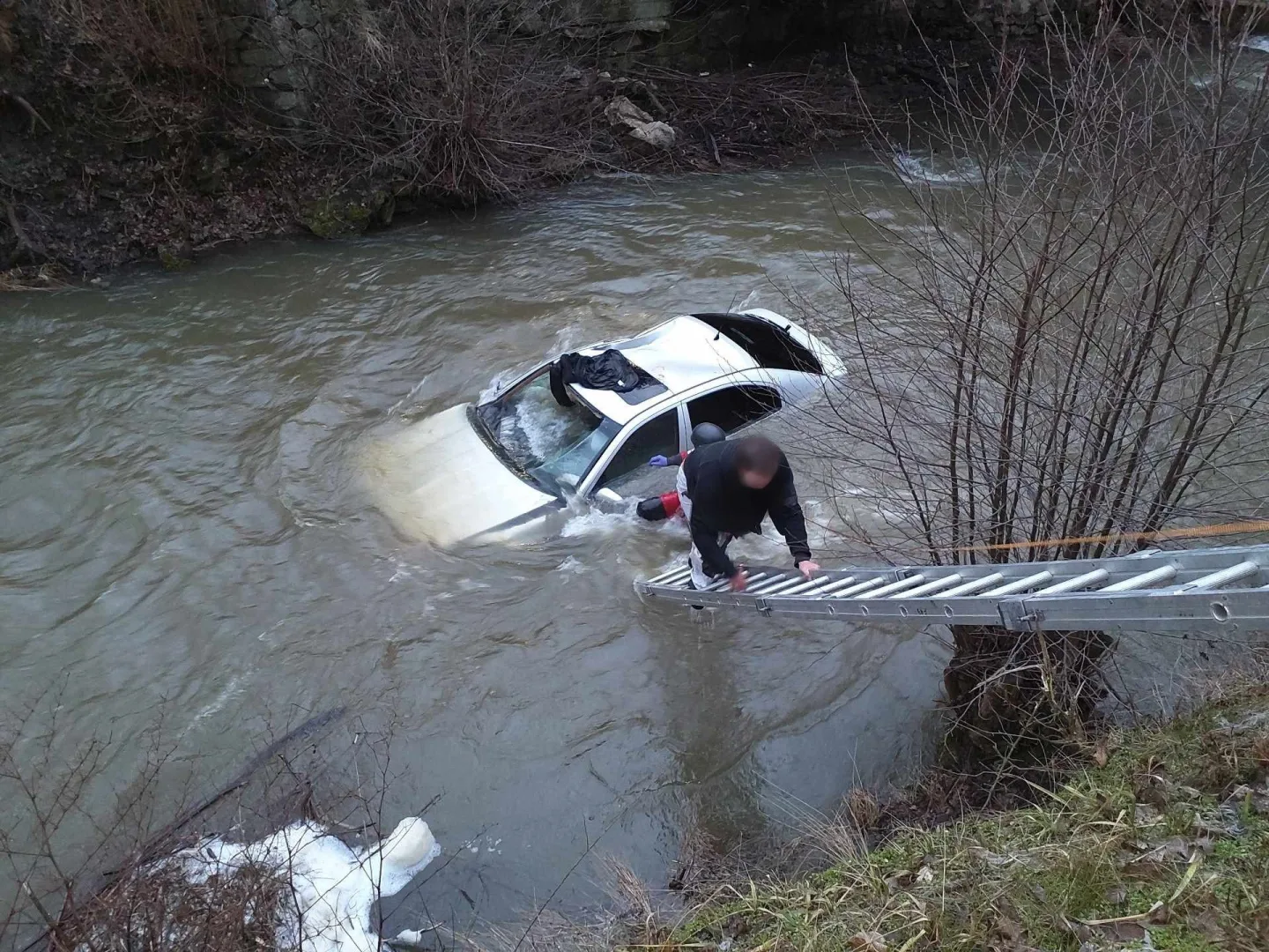FOTO: Chlapík u Blanska skončil s oktávkou v řece. Na záchranu čekal na střeše