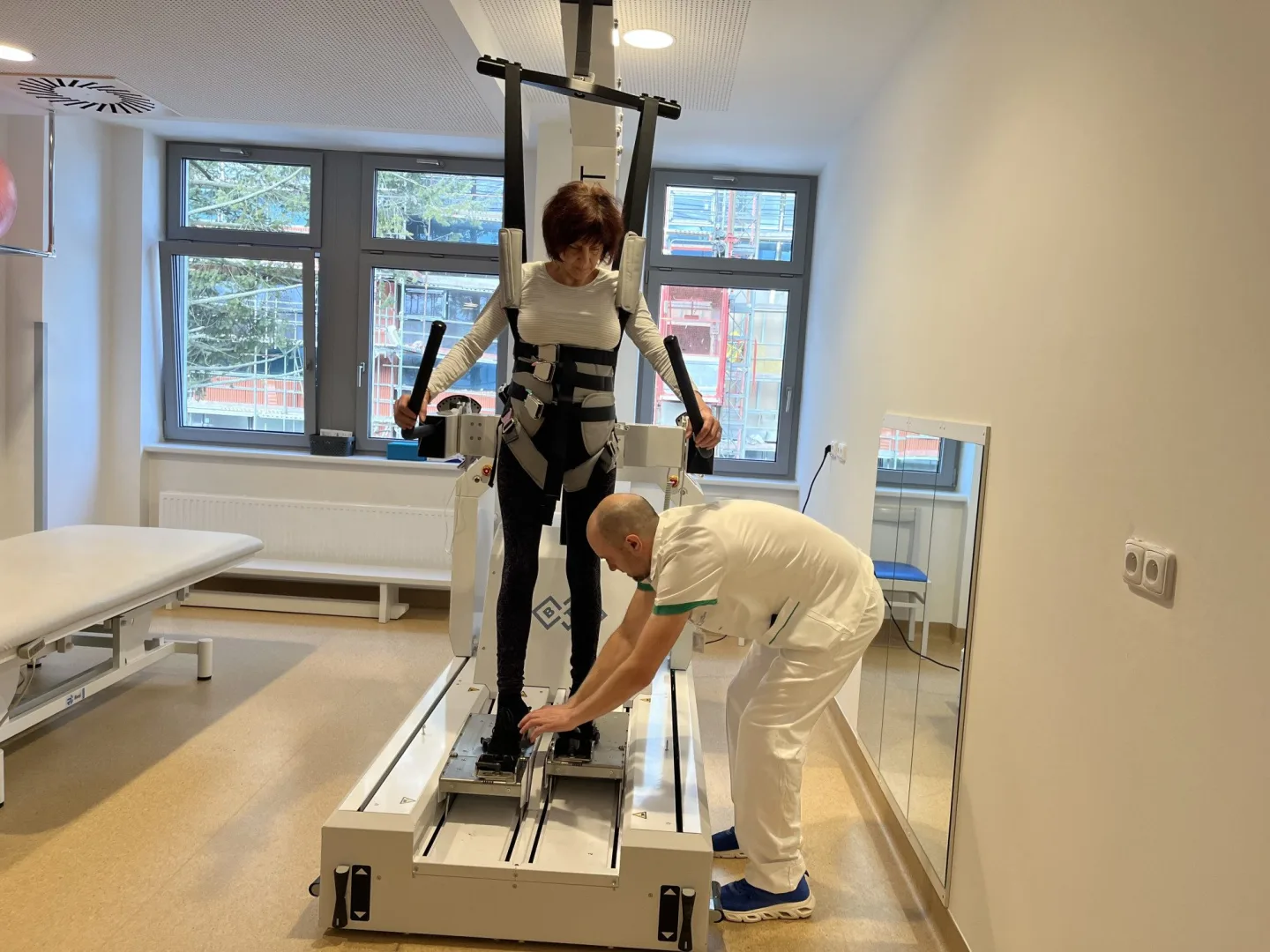 VIDEO: Pacienti v Brně využijí robotický chodník. Pomáhá jim zlepšit chůzi