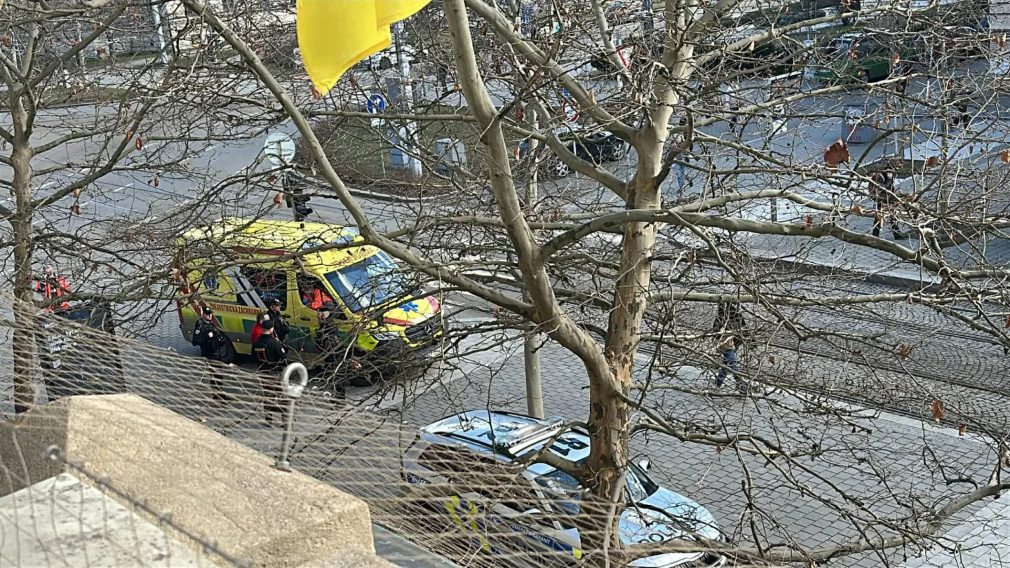 Na univerzitě v centru Brna se sesypal student, chtěl si ublížit. Zasahovala policie