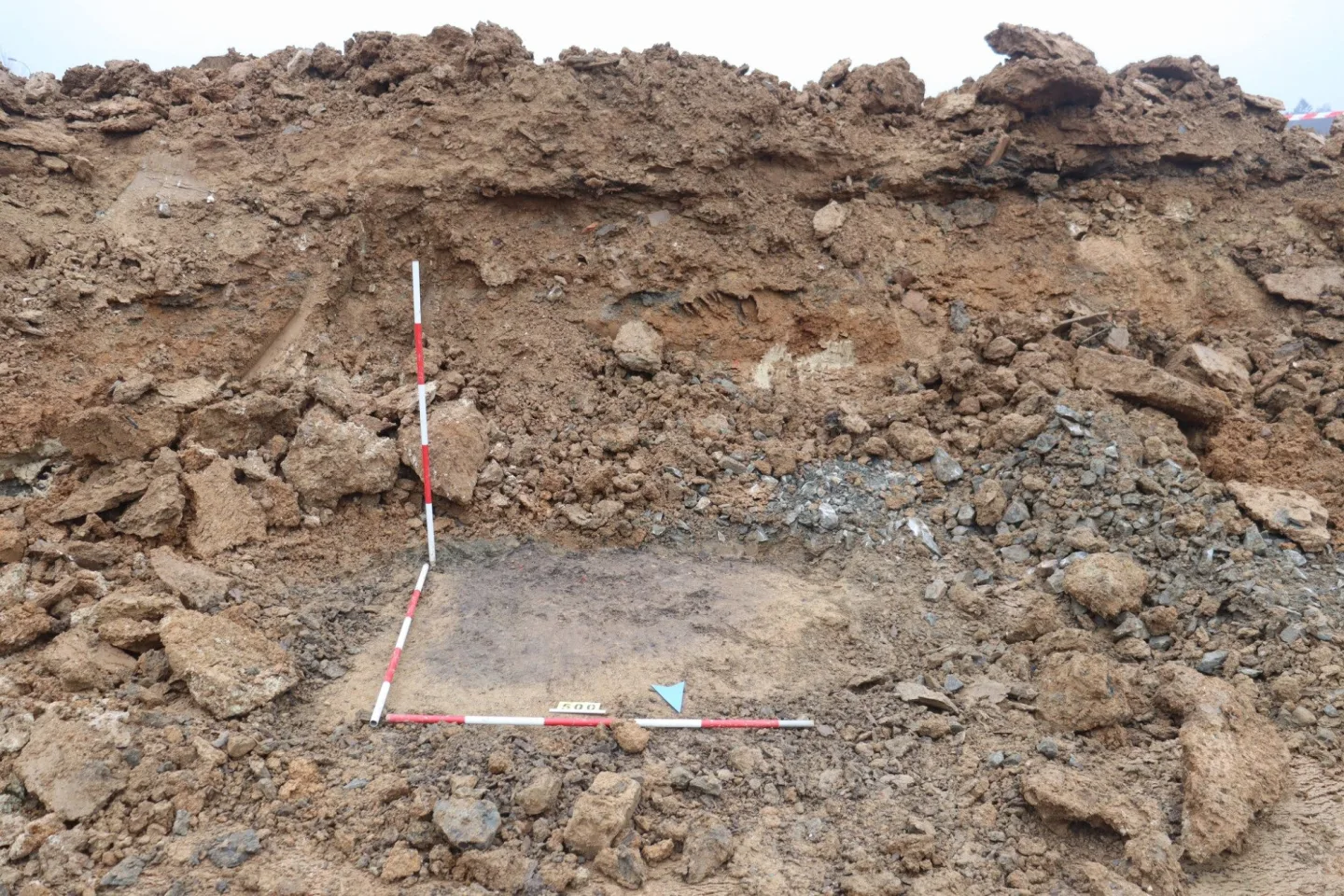 Při stavbě tramvajové trati na Kamechy našli archeologové pravěkou jámu