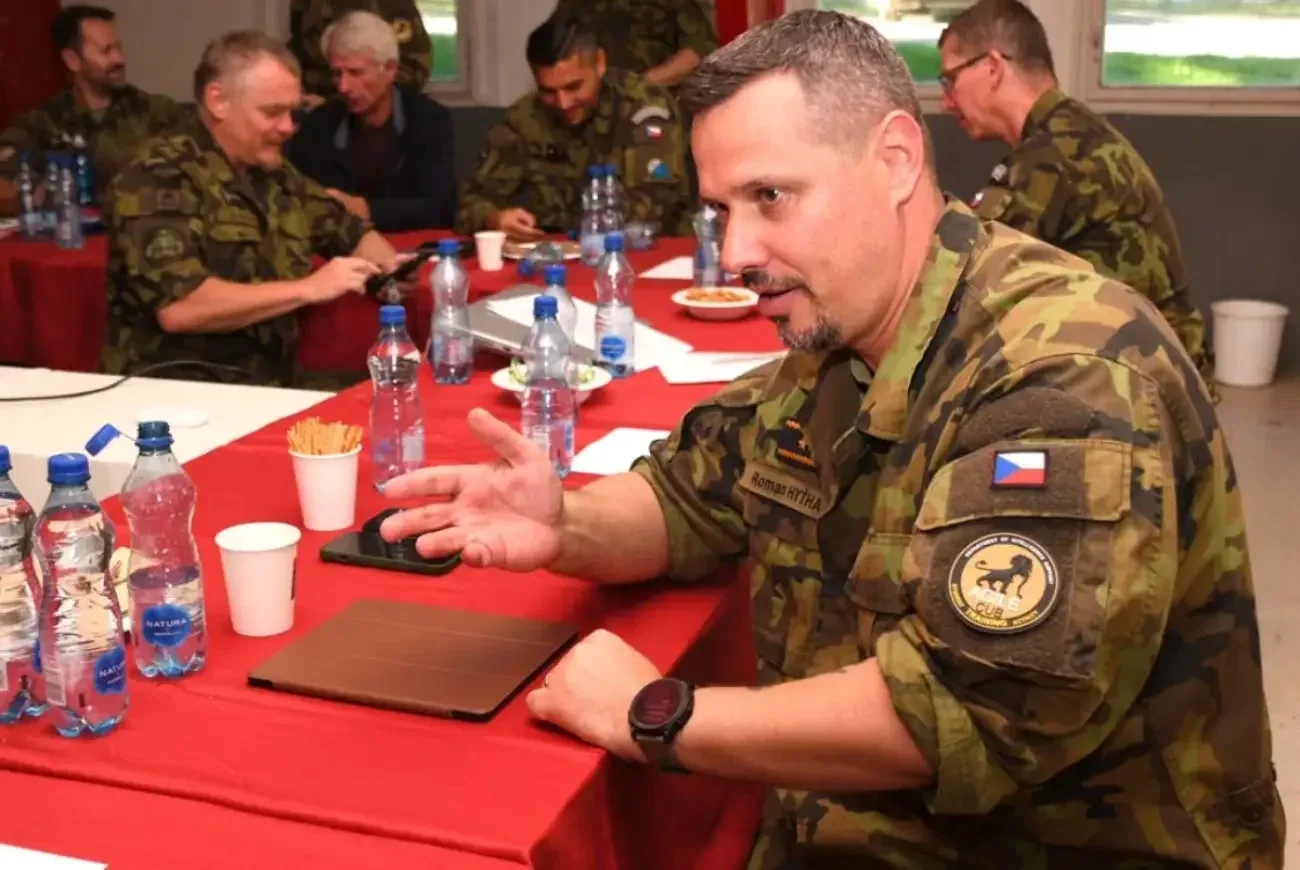 Voják z Brna pořezal brigádního generála Hyťhu, hrozí mu až deset let vězení