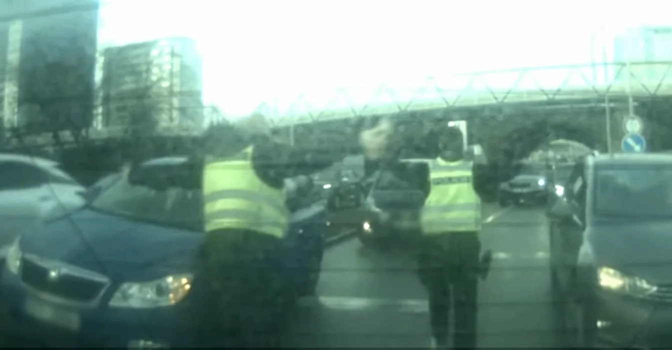 VIDEO: Batole snědlo sklo, zoufalá matka s ním uvízla v koloně. Policisté prorazili cestu