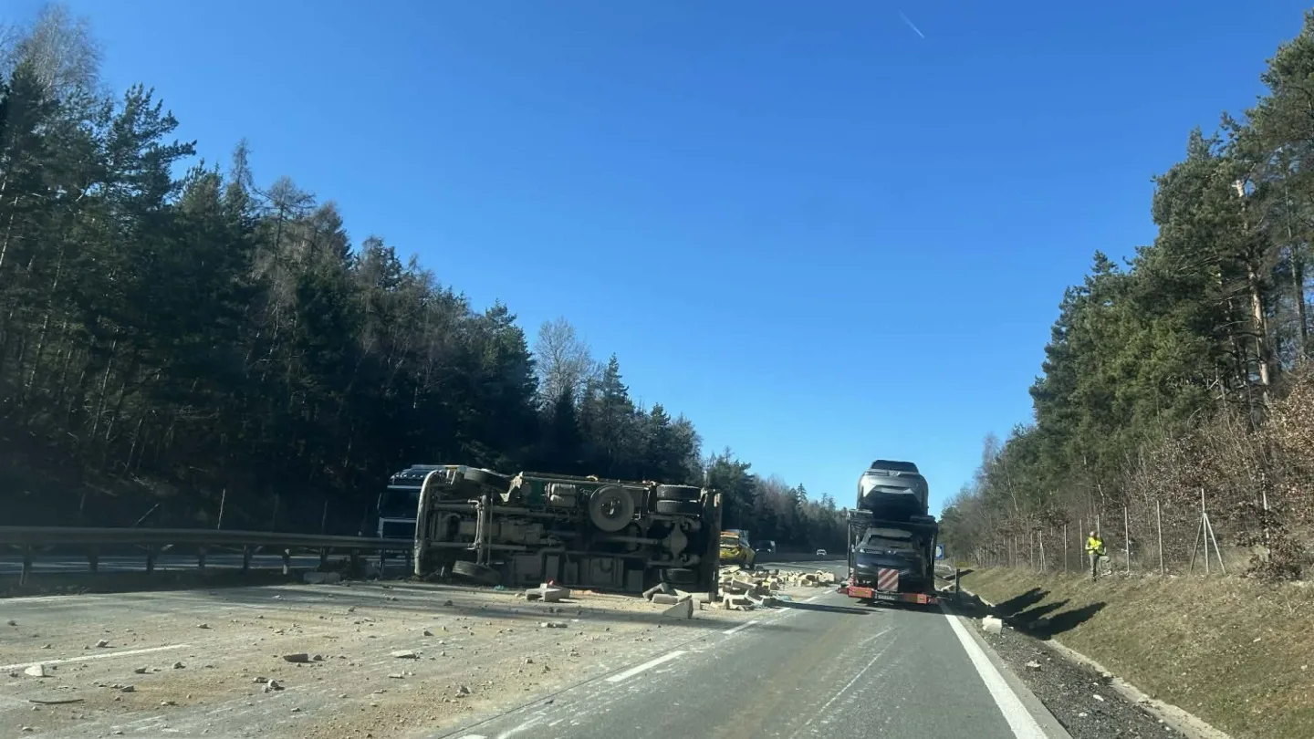 Dálnici D1 na u Domašova ve směru na Prahu zablokoval převrácený náklaďák