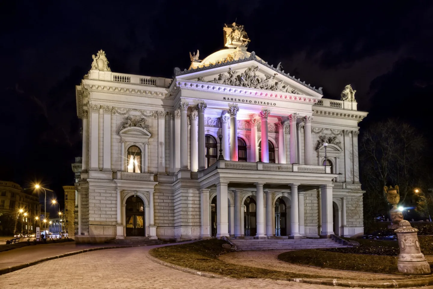 Národní divadlo Brno nabídne 16 premiér, novou sezónu zahájí Šárkou