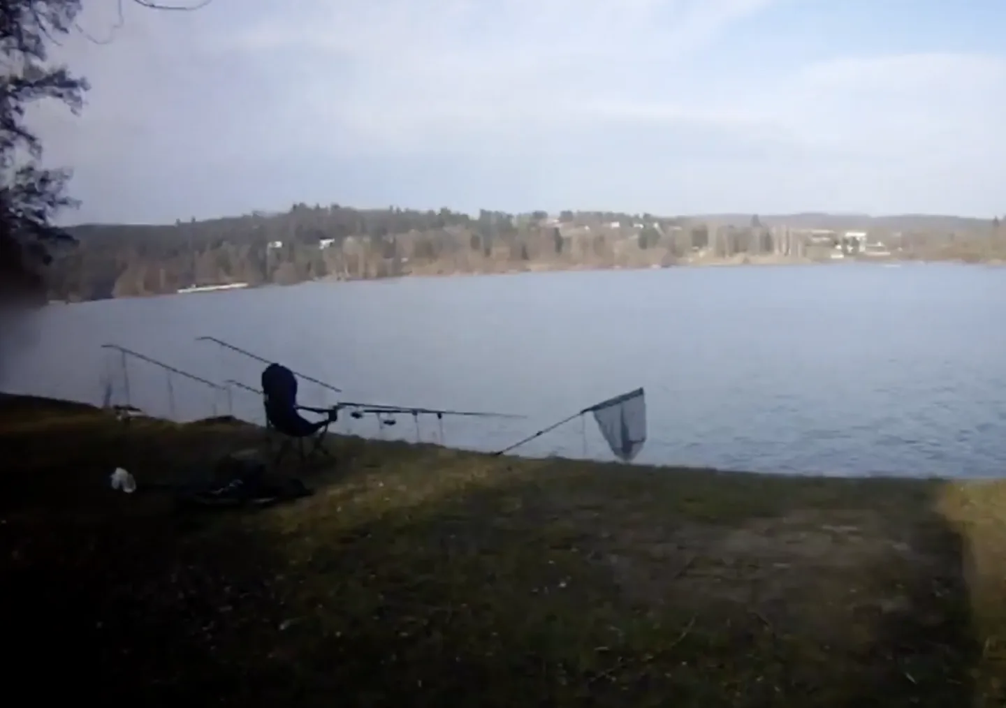 VIDEO: Na Prýglu se povaloval granát z druhé světové války. Našel ho rybář