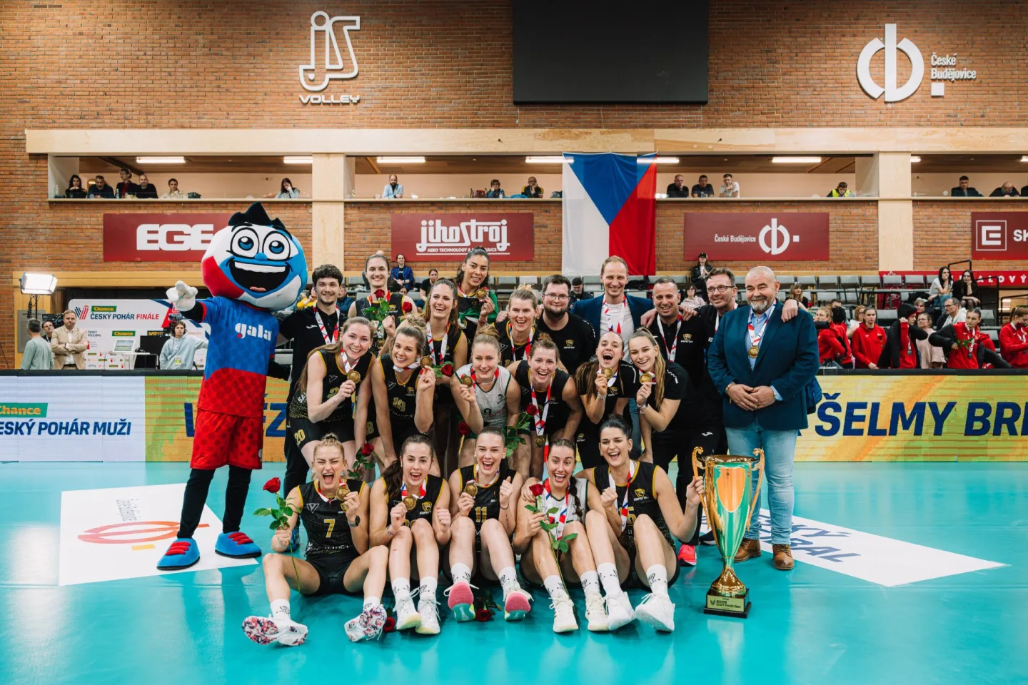 Volejbalové Brno v euforii. Šelmy útočí na titul, muži ladí formu na předkolo