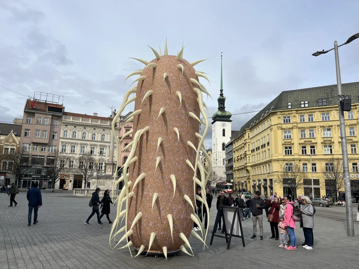 V Brně se usadí obří nafukovací bakterie. Láká na přednášky o mikroskopech