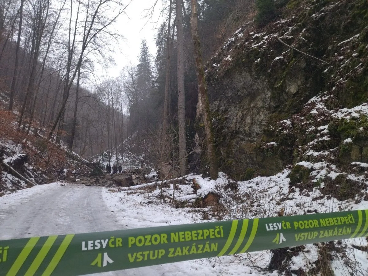 Střelmistři v Moravském krasu odpalem odstranili kus skály, který hrozil pádem