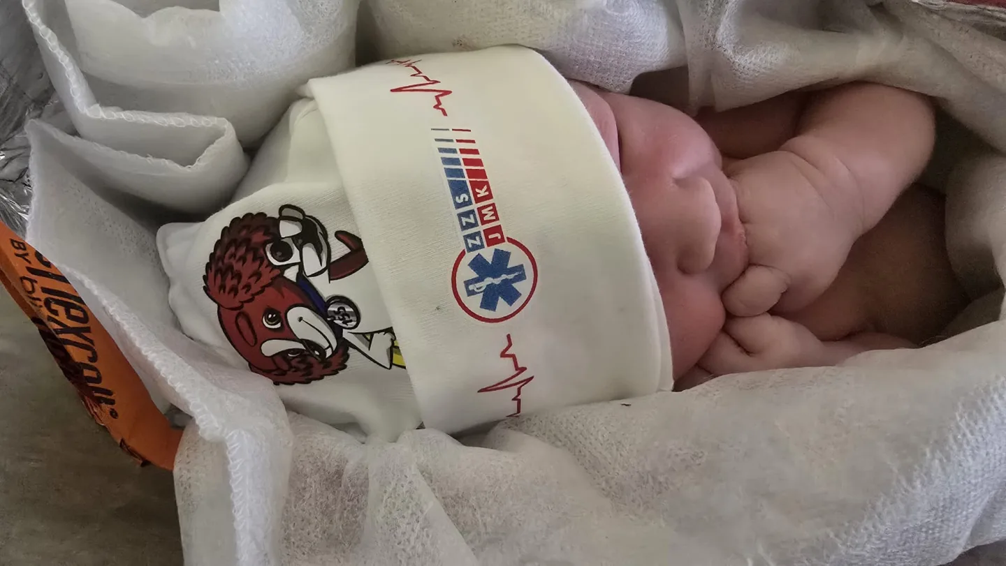 Rychlejší než sanitka. Valentýnka přišla na svět s pomocí operátora i tatínka