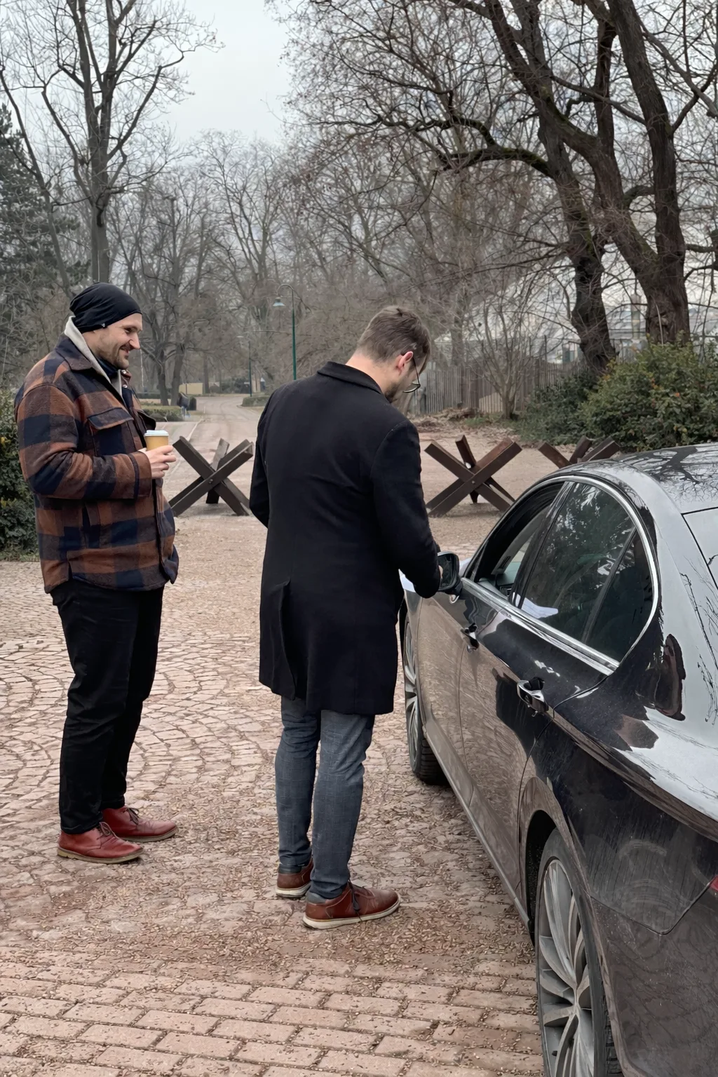 Vjezd do Lužánek střeží zátarasy. Potrápí řidiče, kteří si přes park krátí cestu