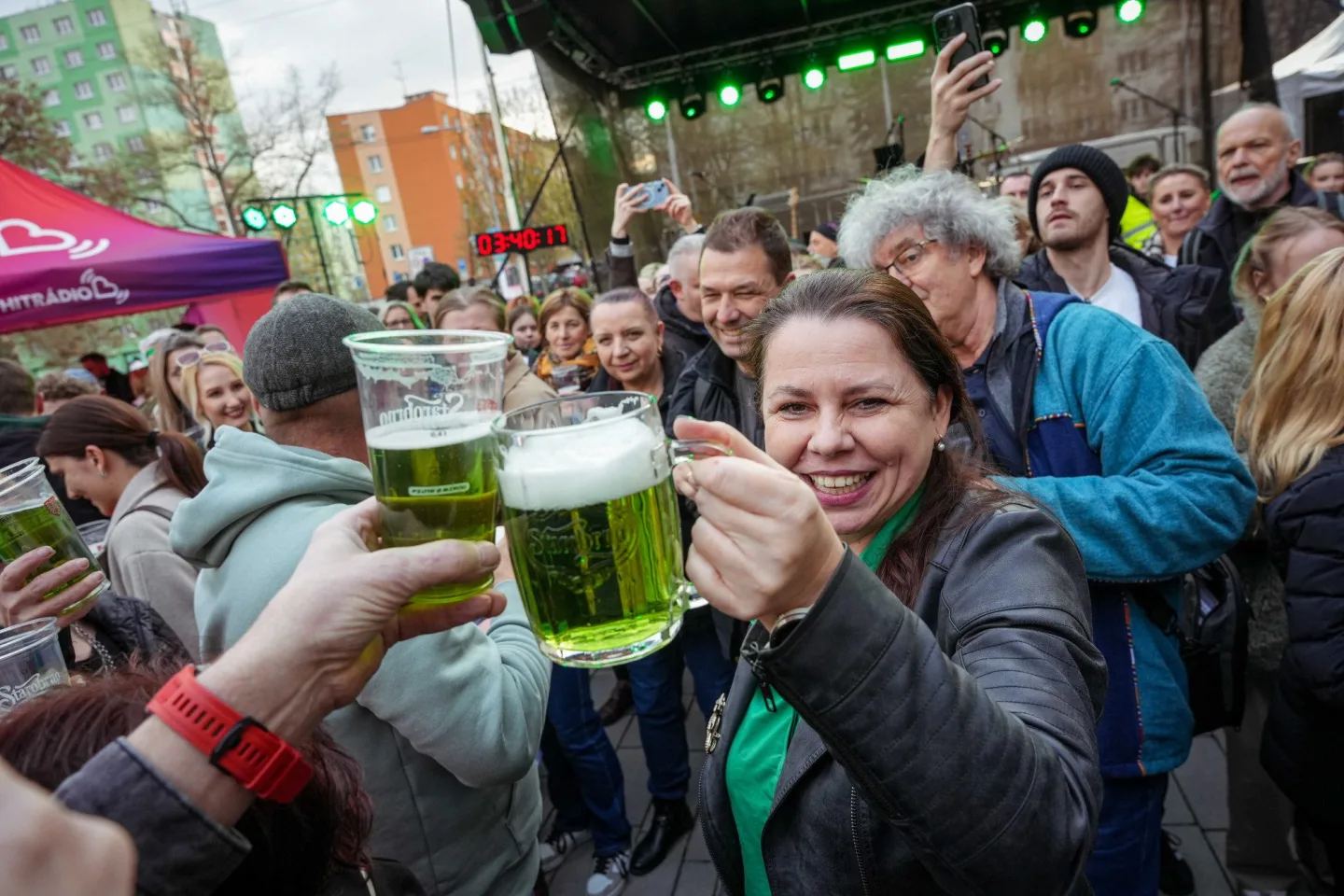 Na Zelený čtvrtek padl v Brně rekord. Lidé si společně připili zeleným pivem