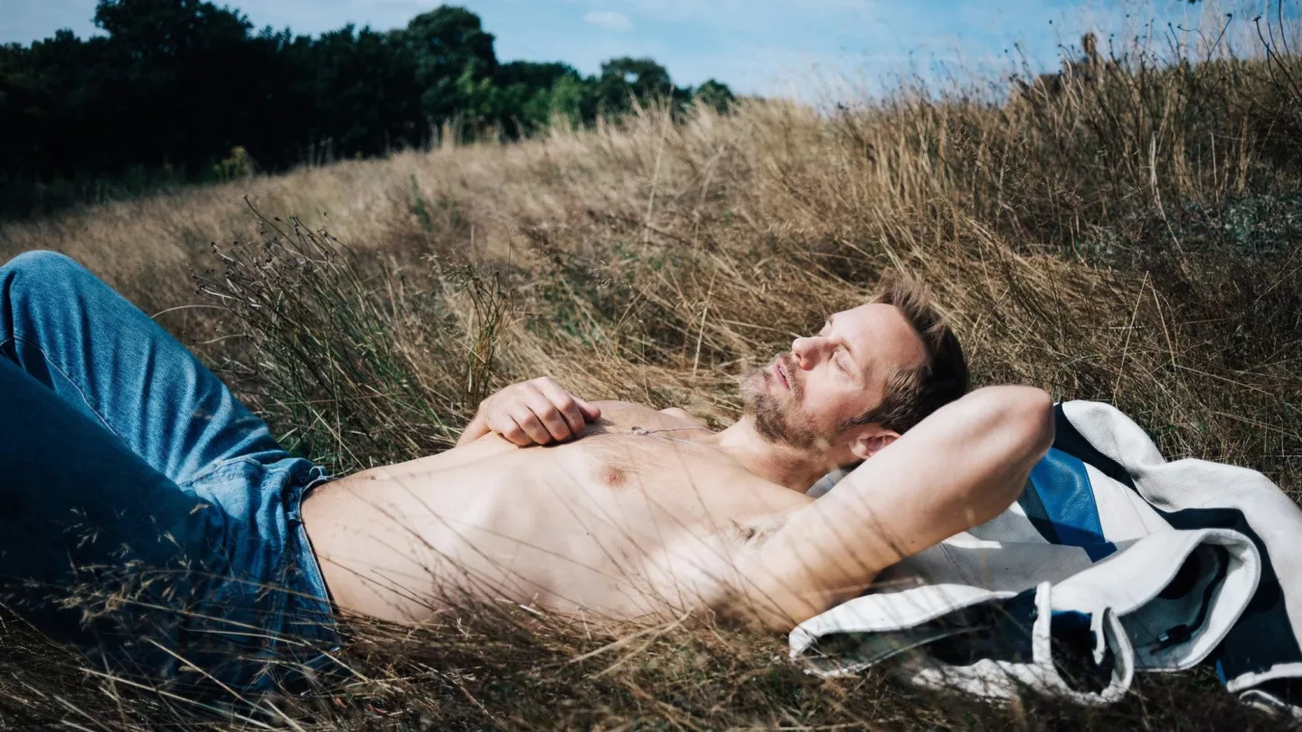 RECENZE: Obejmout muže a projezdit s ním noc. Motorkářská gay romance je konečně v kinech