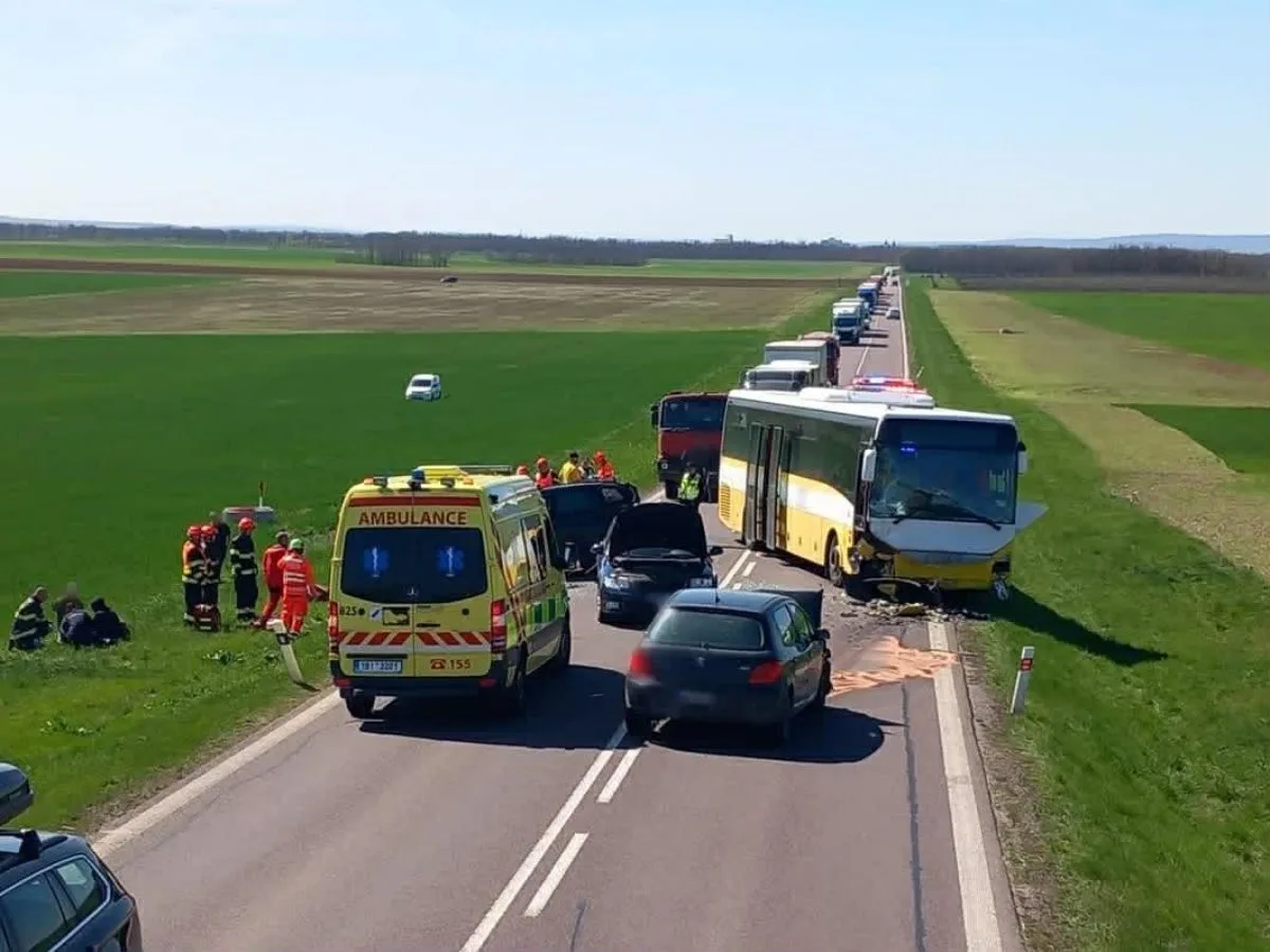 Záchranáři mají pohotovost. Při hromadné nehodě na Znojemsku se zranilo devět lidí