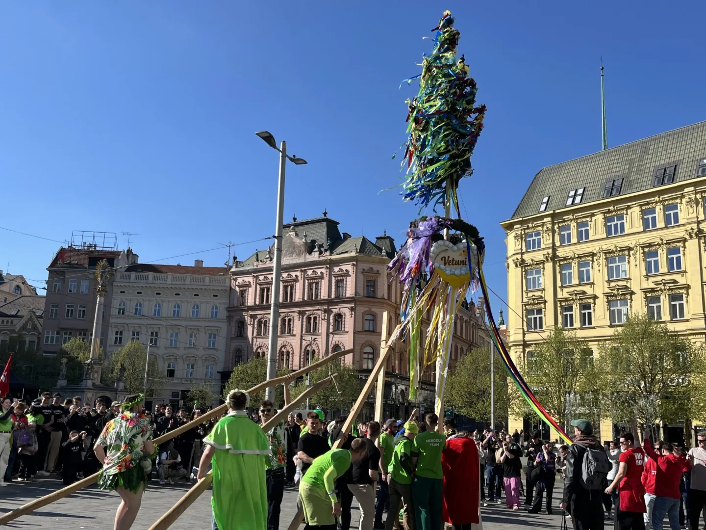 VIDEO: Studenti v Brně odstartovali majálesové oslavy. V centru postavili májku