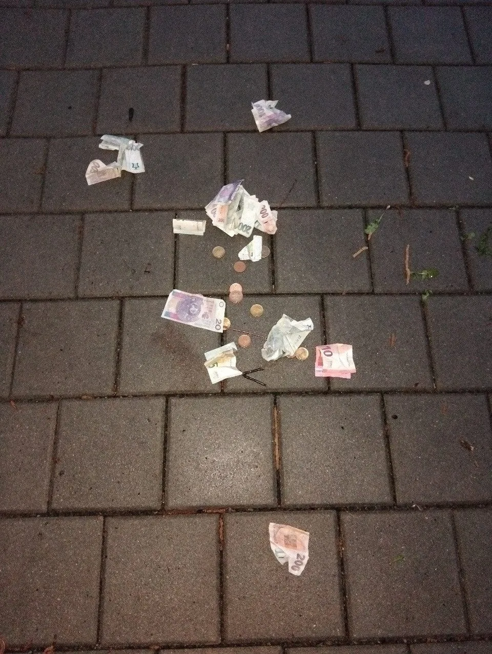 Na chodníku v Brně se válely tisíce korun. Ztratil je muž, kterému se udělalo zle