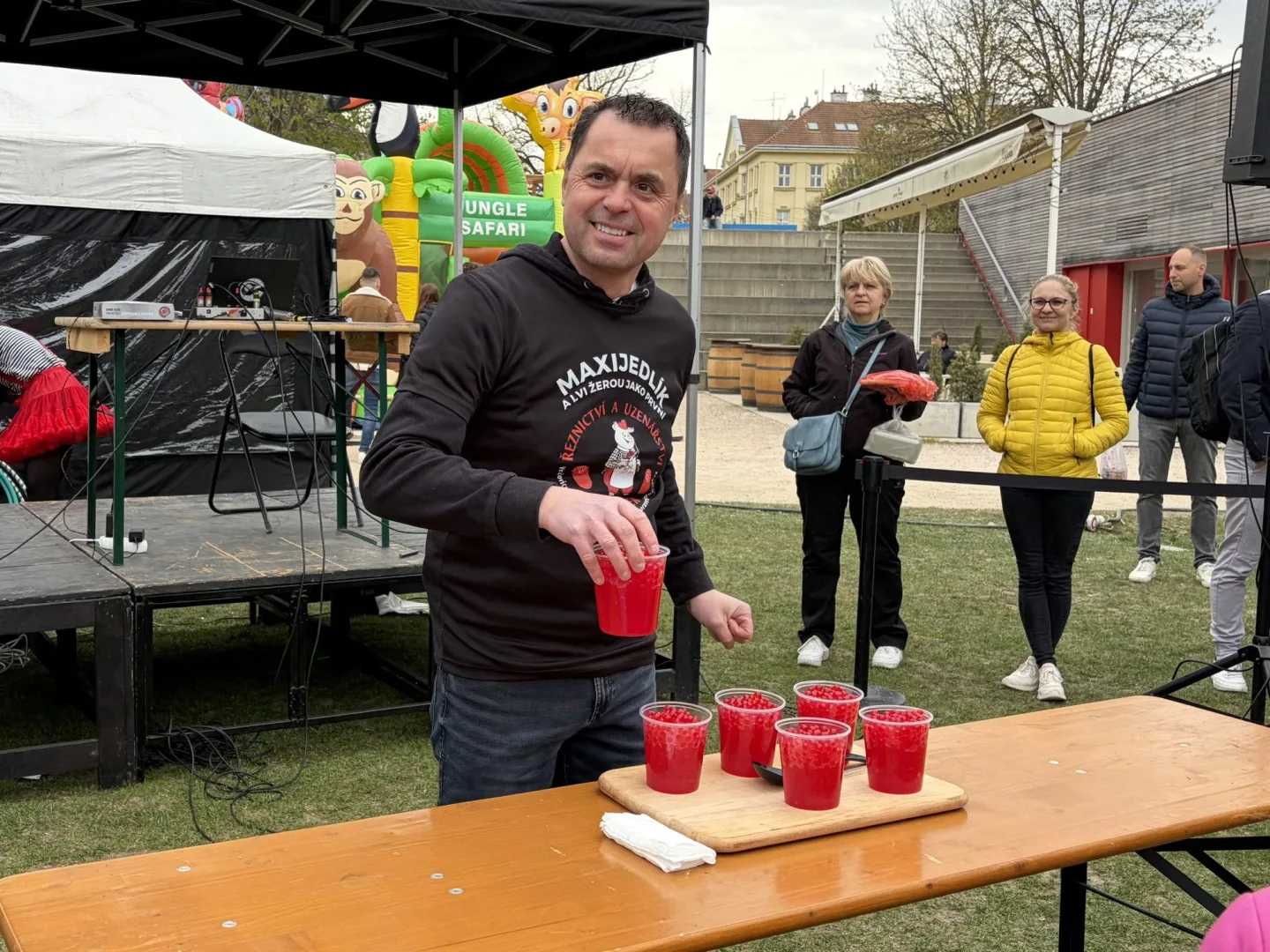Maxijedlík v Brně během pěti minut spořádal tisíce praskacích perel do bubble tea