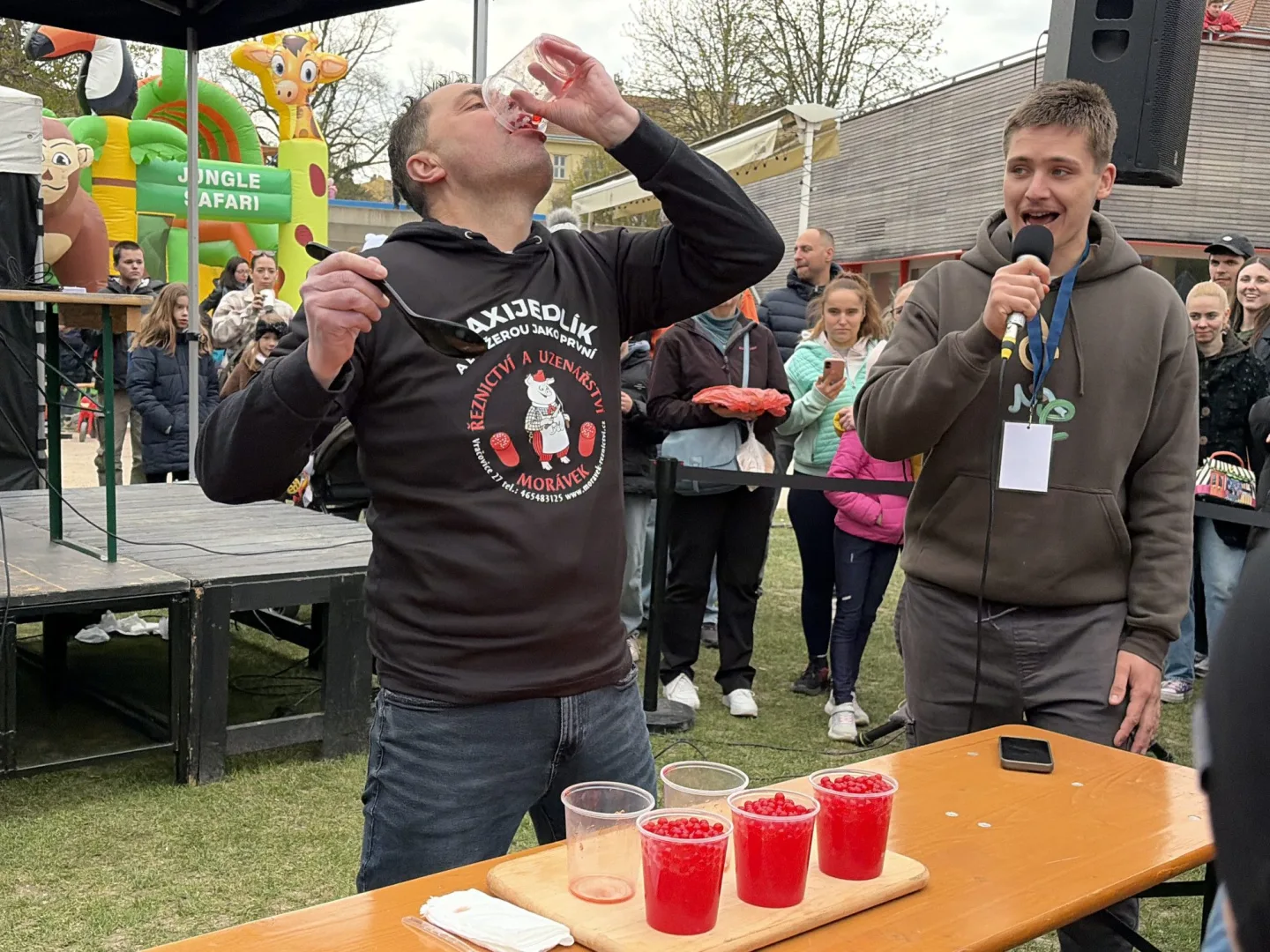 Maxijedlík v Brně během pěti minut spořádal tisíce praskacích perel do bubble tea