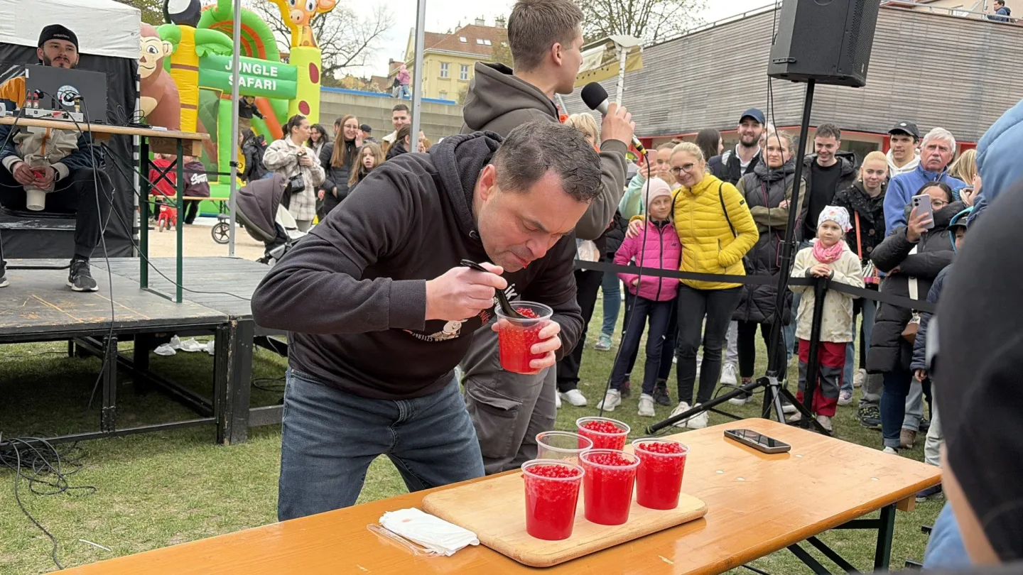 Maxijedlík v Brně během pěti minut spořádal tisíce praskacích perel do bubble tea