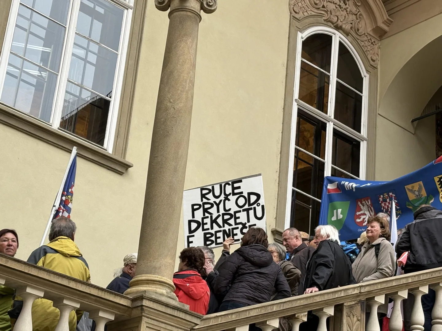FOTO: Lidé na zastupitelstvu v Brně protestují proti sjezdu sudetských Němců