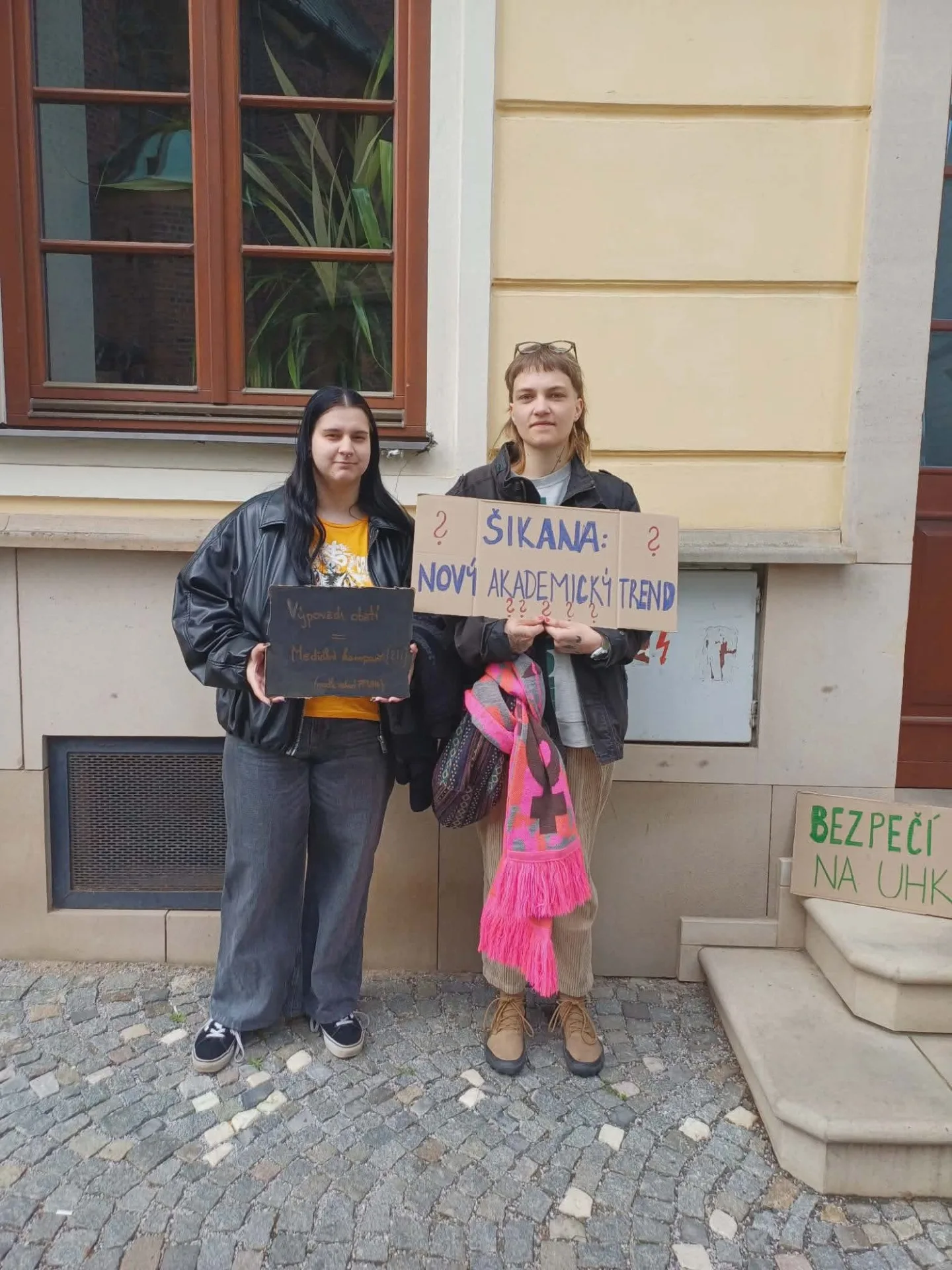 Šikana jako nový akademický trend? Studenti demonstrovali před rektorátem