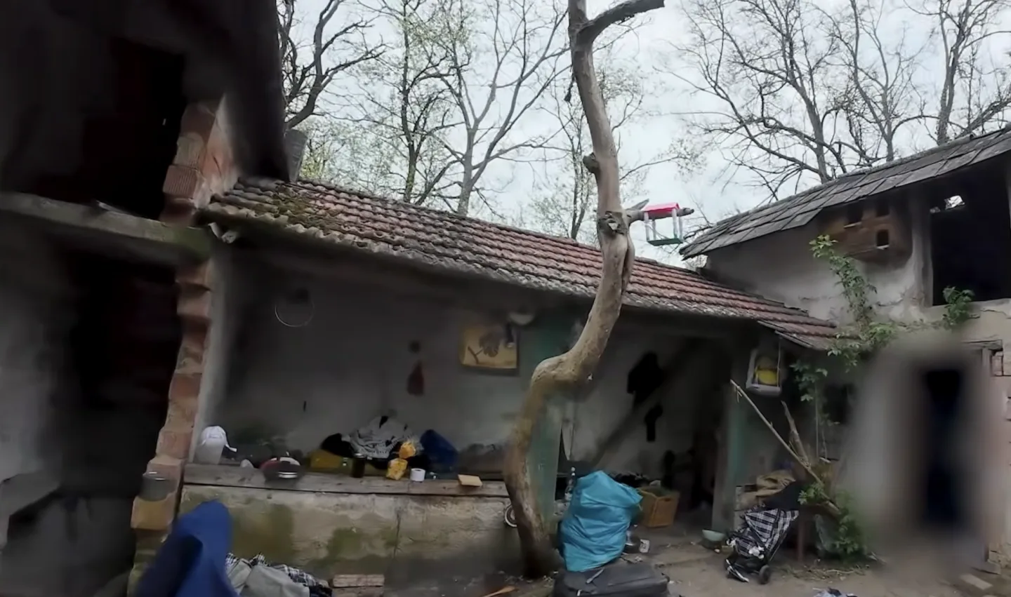 VIDEO: Na opuštěné chatě v Brně se nepohodli bezdomovci. Jeden málem zemřel