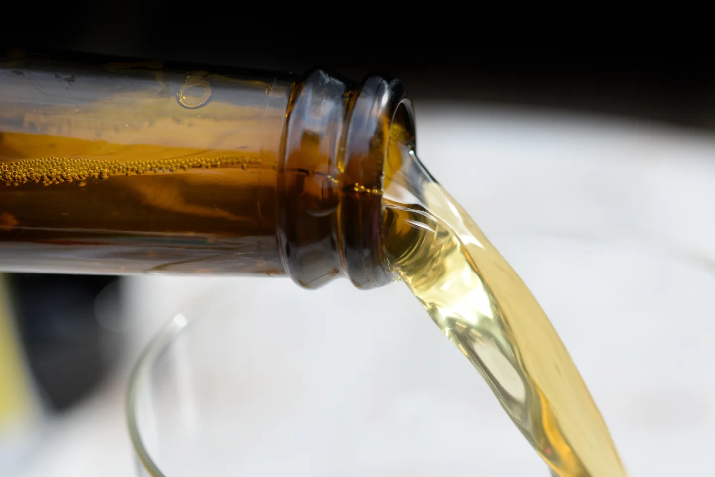 Muž zapil fentanyl alkoholem. Upadl do bezvědomí