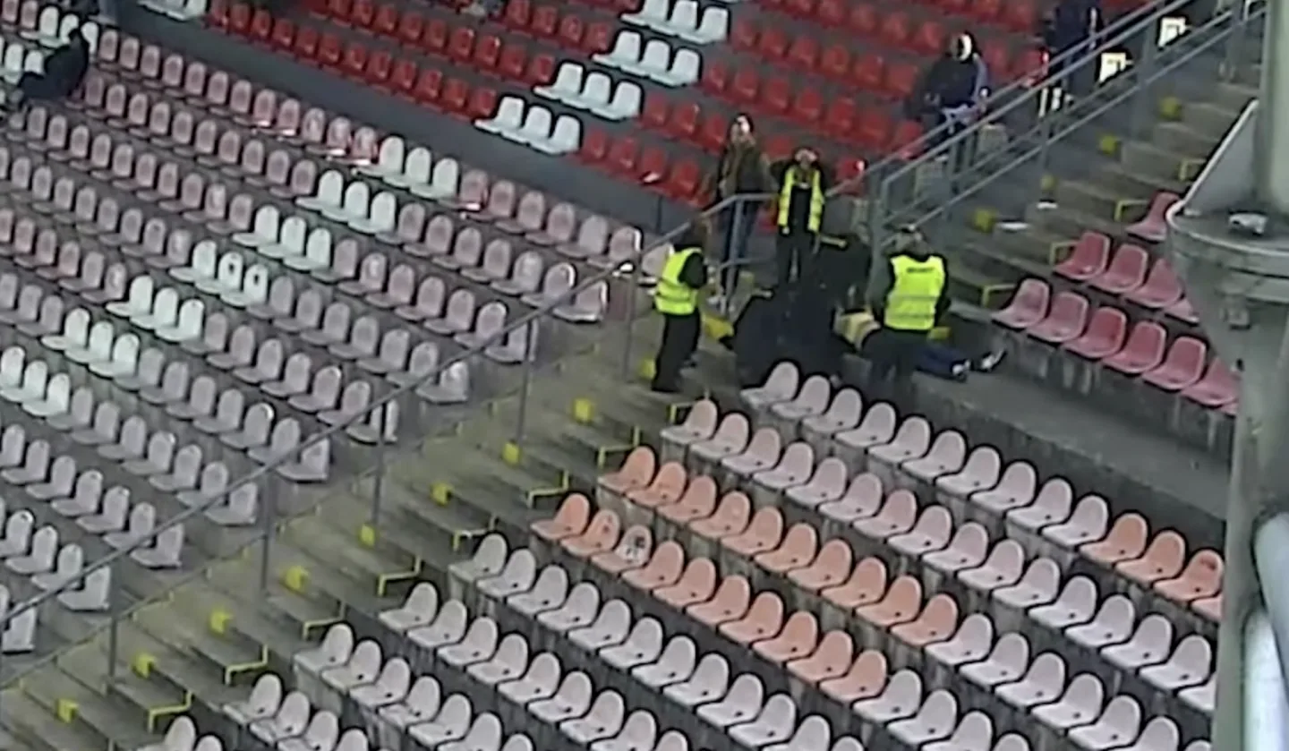 VIDEO: Na fotbale v Brně se bojovalo o život. Fanoušek upadl a poranil si hlavu