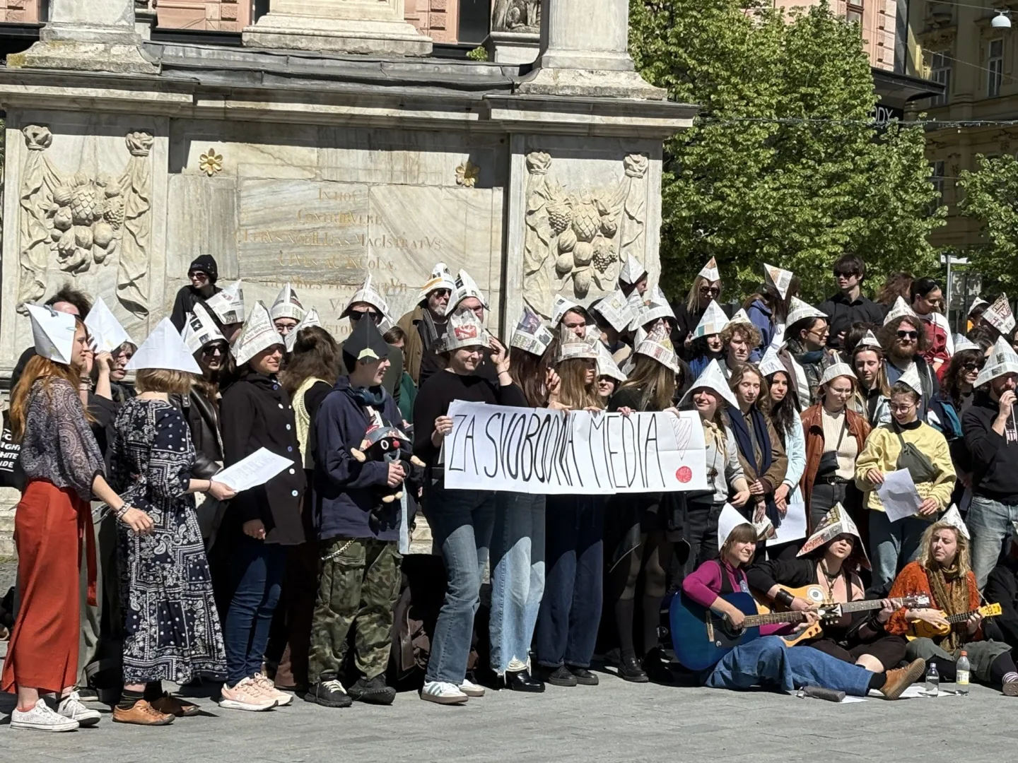 Papírové čepice i transparenty. Studenti v Brně podpořili veřejnoprávní média