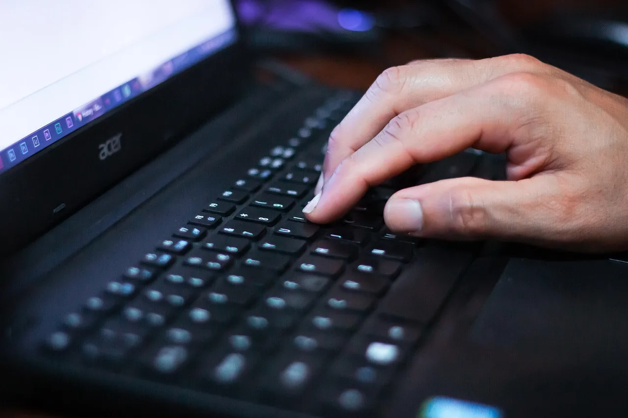 Podvodníci jsou stále agresivnější. Banky zachránily klientům 3,4 miliardy
