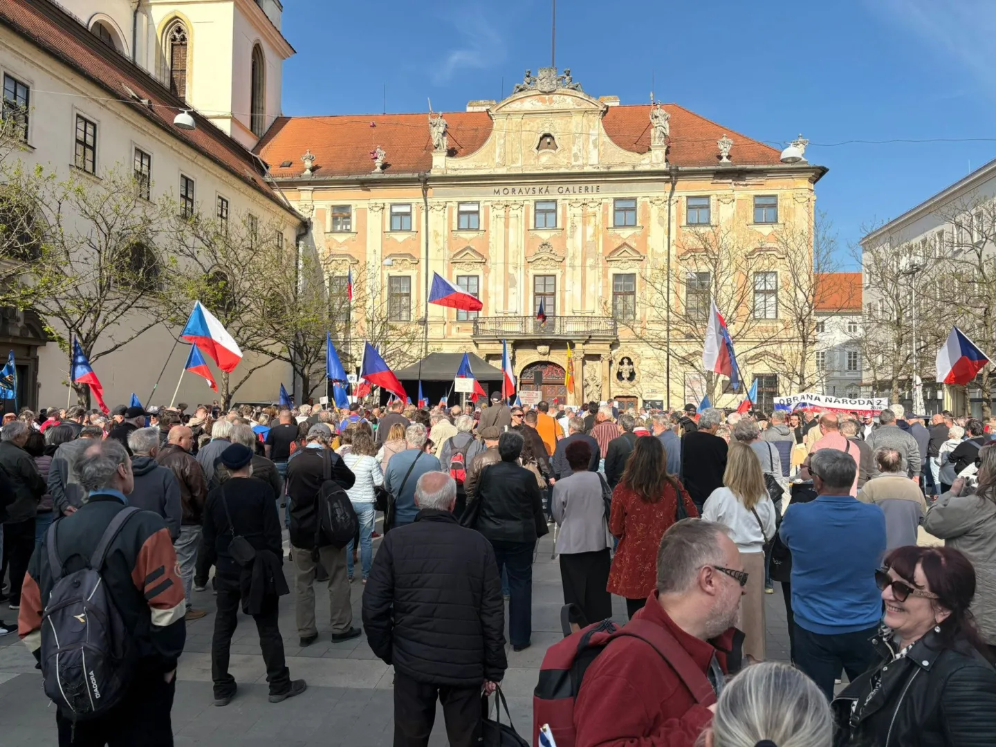 FOTO: Vlajky, hymna, SPD. V Brně se znovu protestovalo proti sudetoněmeckému sjezdu
