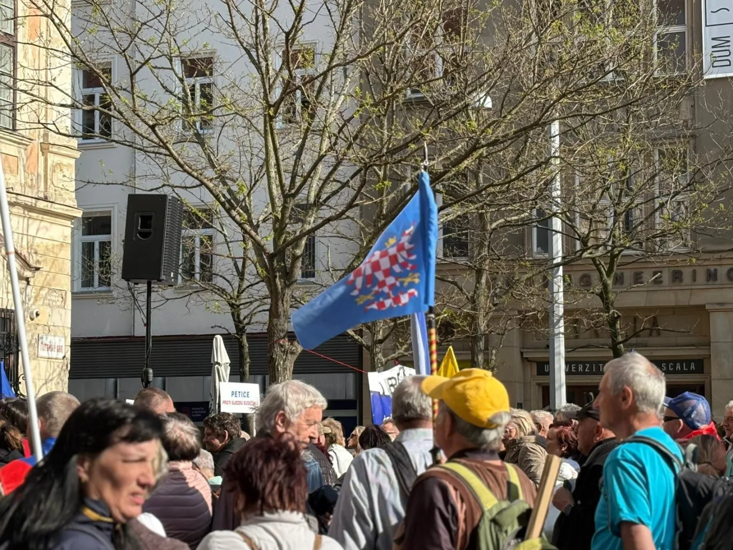 FOTO: Vlajky, hymna, SPD. V Brně se znovu protestovalo proti sudetoněmeckému sjezdu