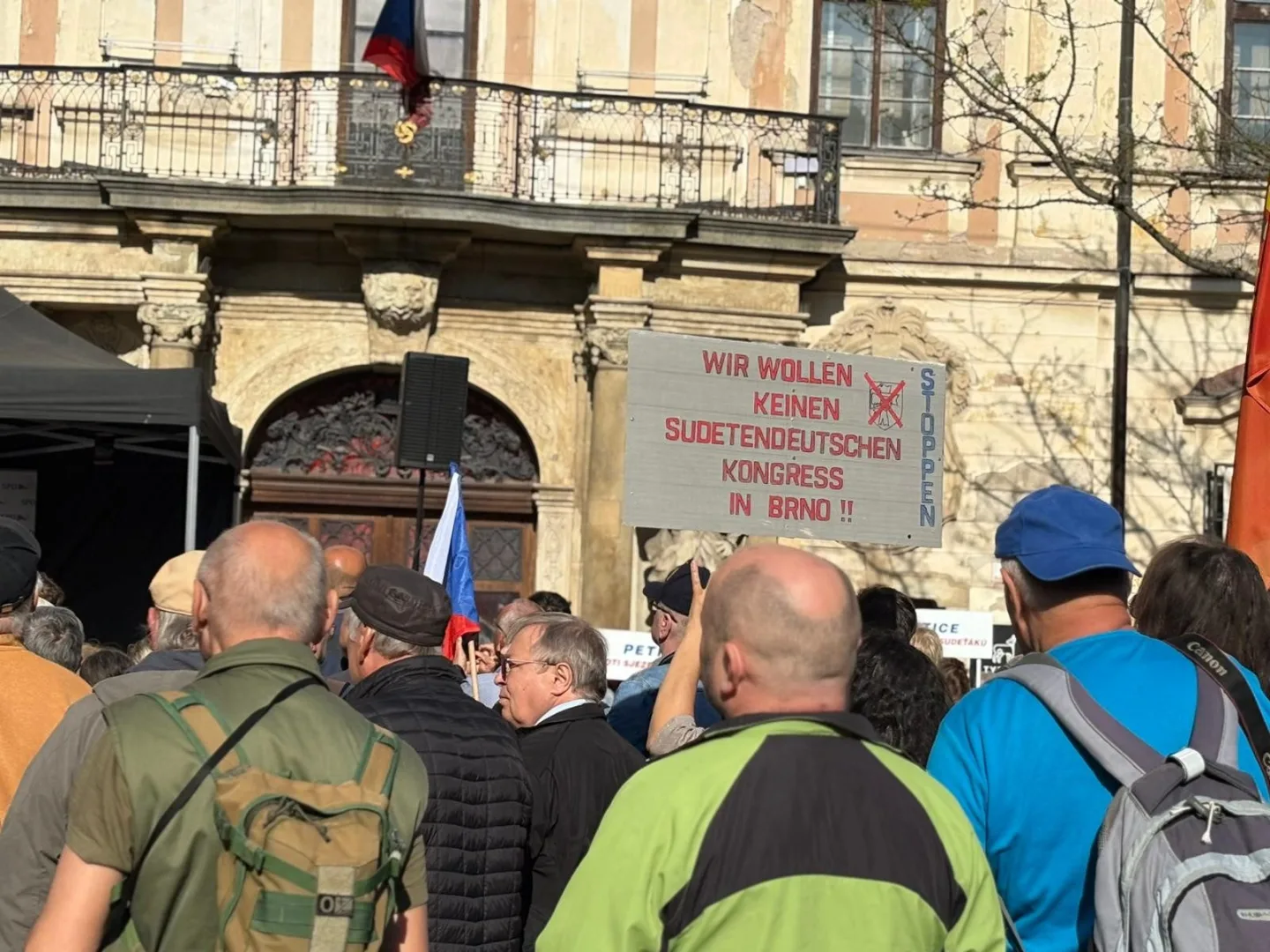 FOTO: Nebetyčná ostuda? V Brně protestovali proti sjezdu Sudeťáků, řečnil Okamura