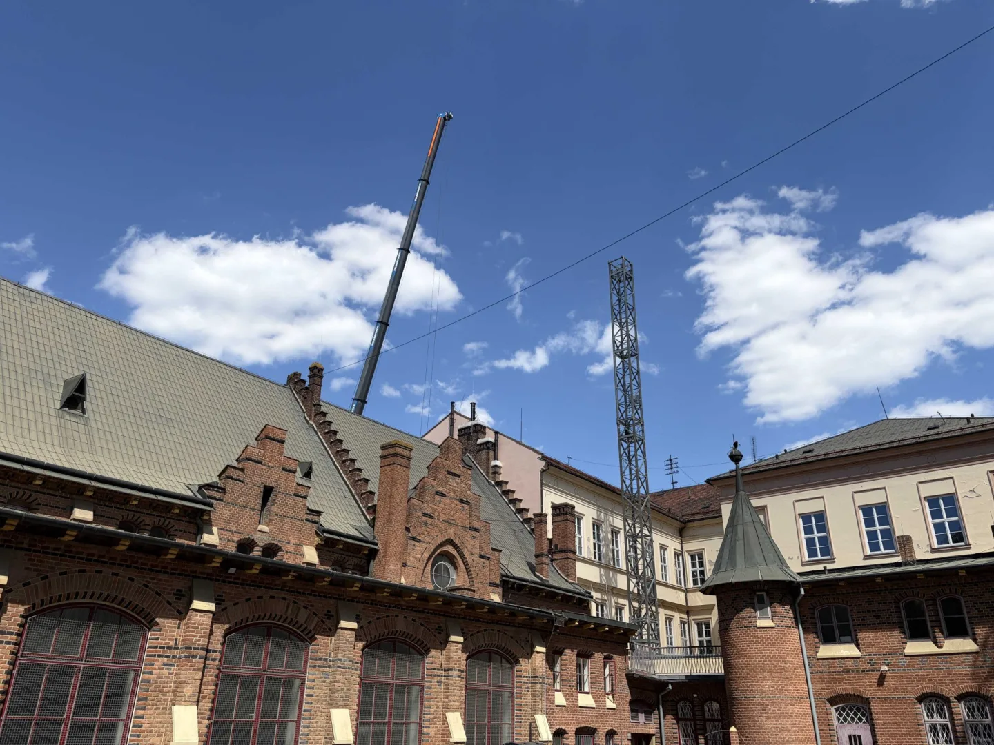 V centru Brna pracuje obří jeřáb. Pomáhá s náročnou rekonstrukcí školy