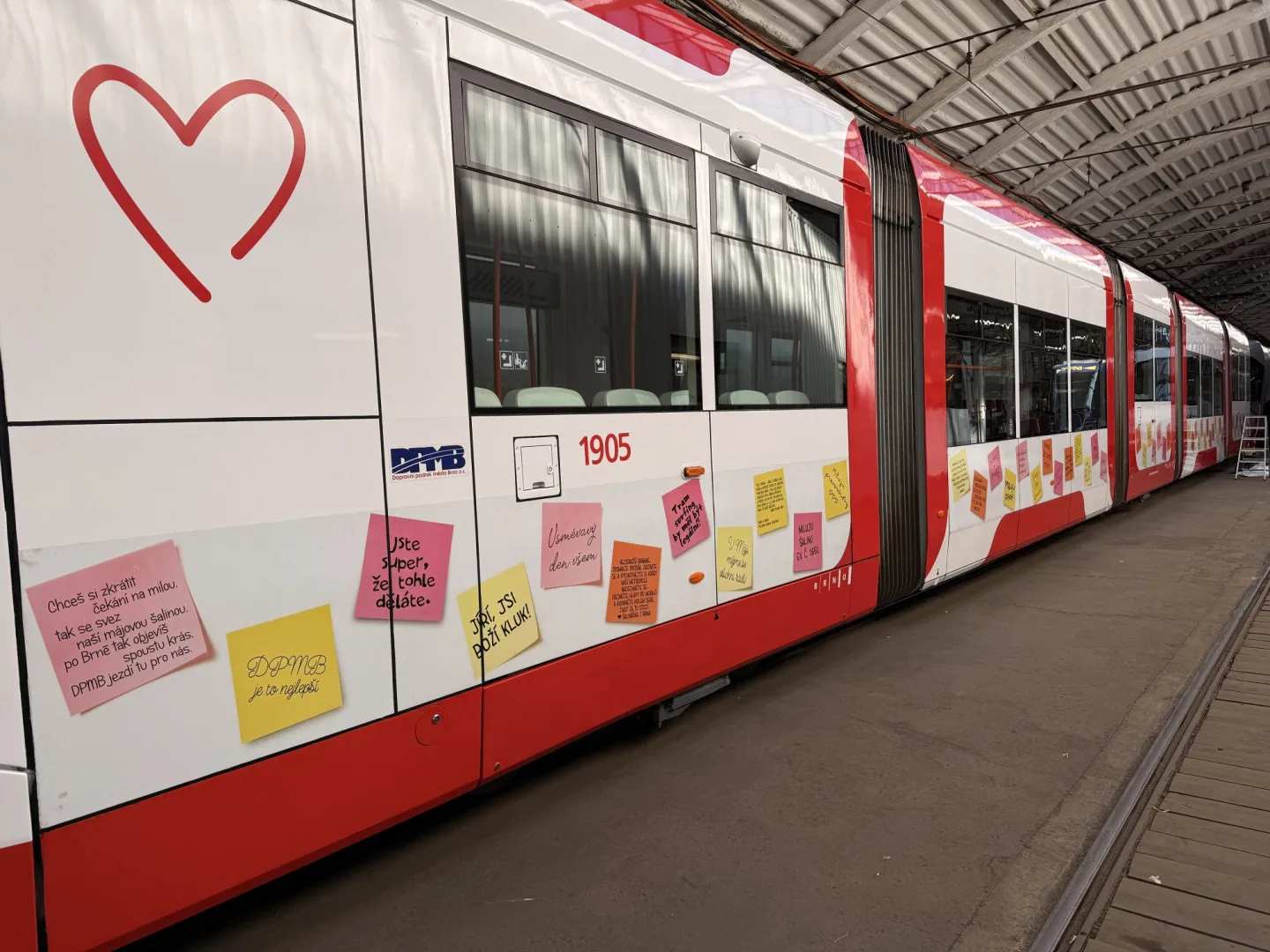 FOTO: Brněnské ulice ozvláštní májová šalina, zdobí ji vzkazy od cestujících