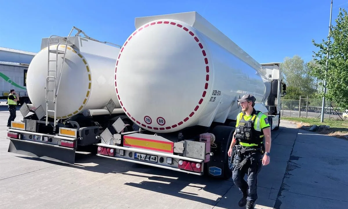 Jihomoravští celníci zadrželi dvě cisterny nafty, majitel ji vydával za mazací olej