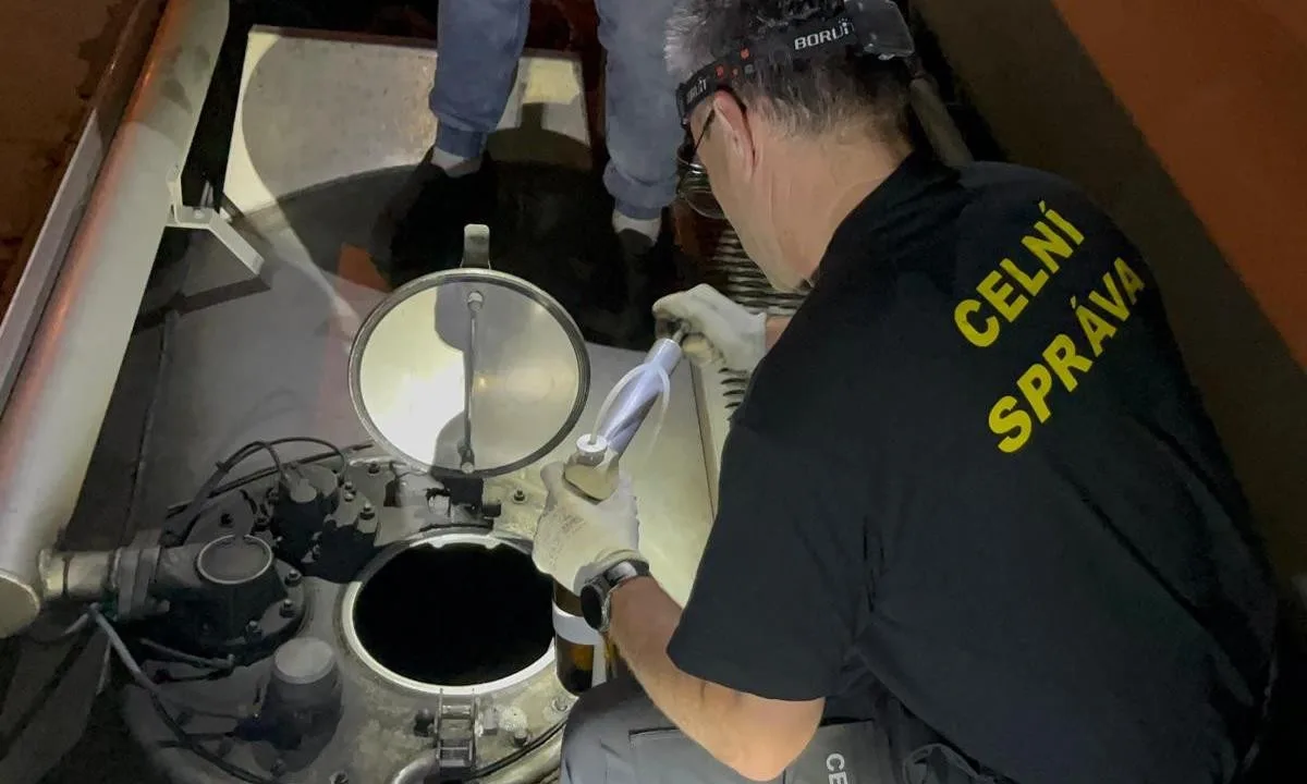 Jihomoravští celníci zadrželi dvě cisterny nafty, majitel ji vydával za mazací olej