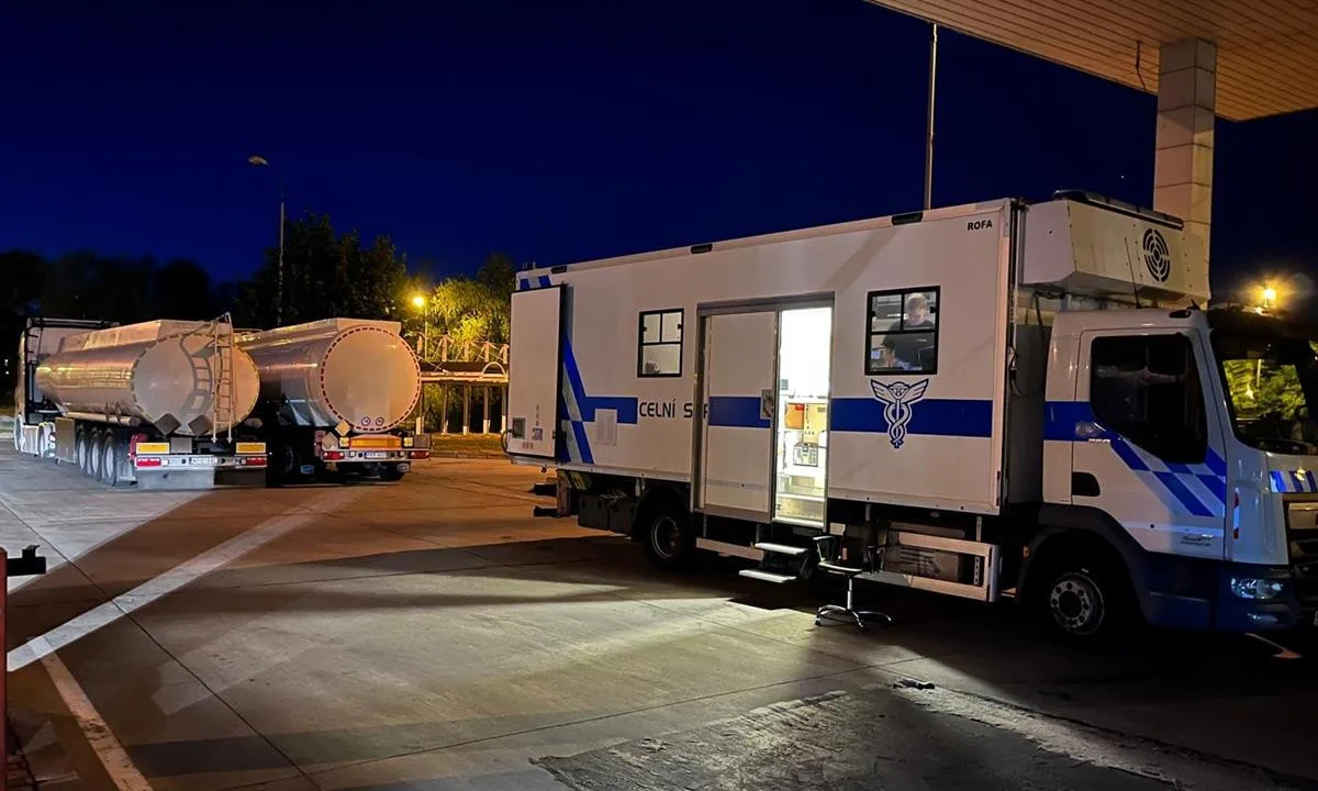 Jihomoravští celníci zadrželi dvě cisterny nafty, majitel ji vydával za mazací olej