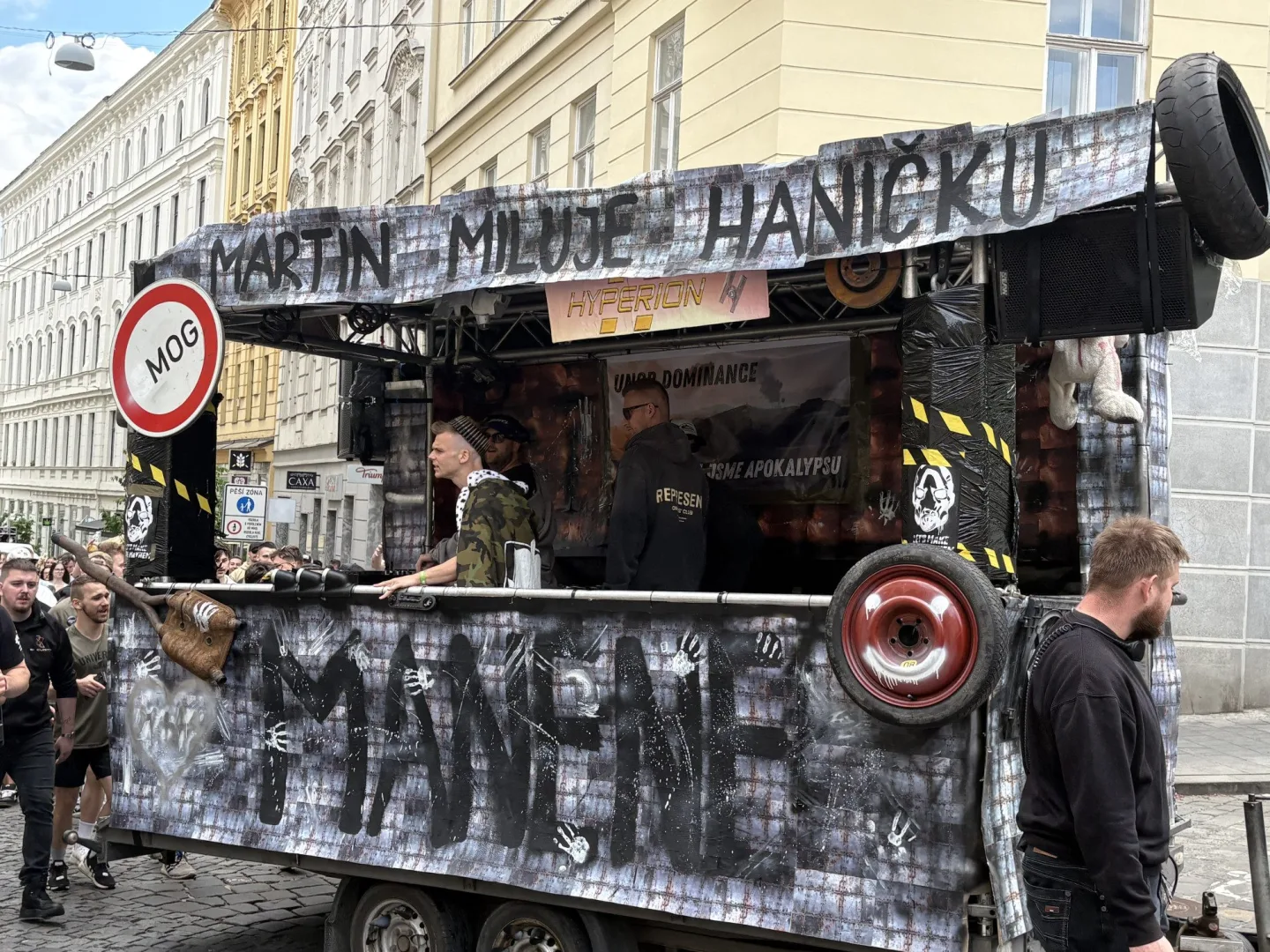 VIDEO: V Brně propukly majálesové oslavy. Centrem se prohnal bujarý průvod