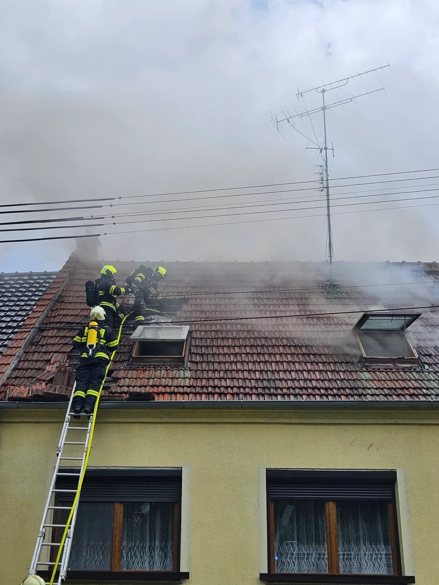 Na Vyškovsku se rozhořel rodinný dům, hasiči vyhlásili druhý stupeň poplachu