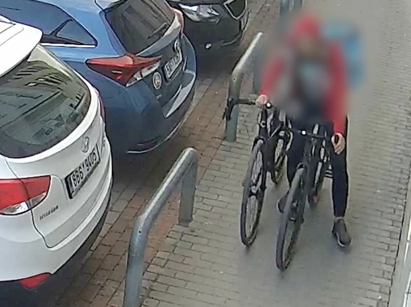 Falešný kurýr vykrádal byty na Brněnsku. Nepohrdnul drogerií ani varnou deskou