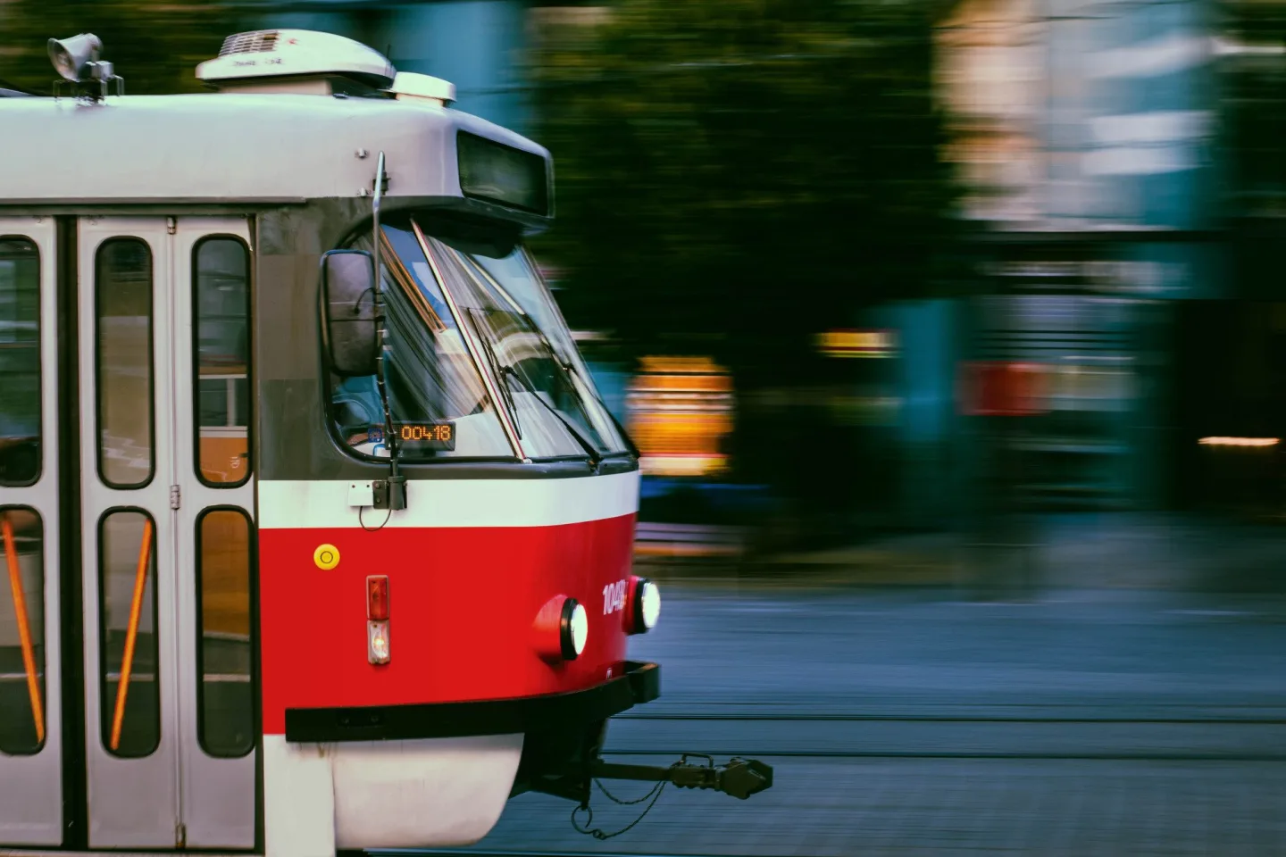 Tramvaj zastavil chodec v tunelu. Tvrdil, že hledal tašku a bál se pavouka